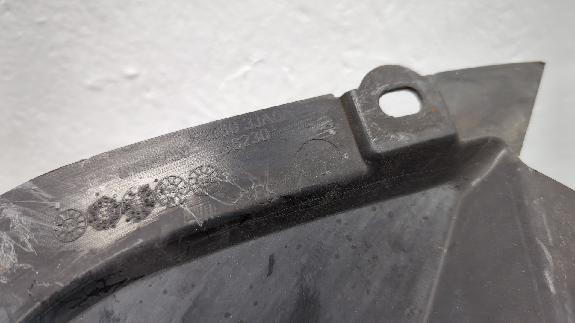 Кожух замка капота