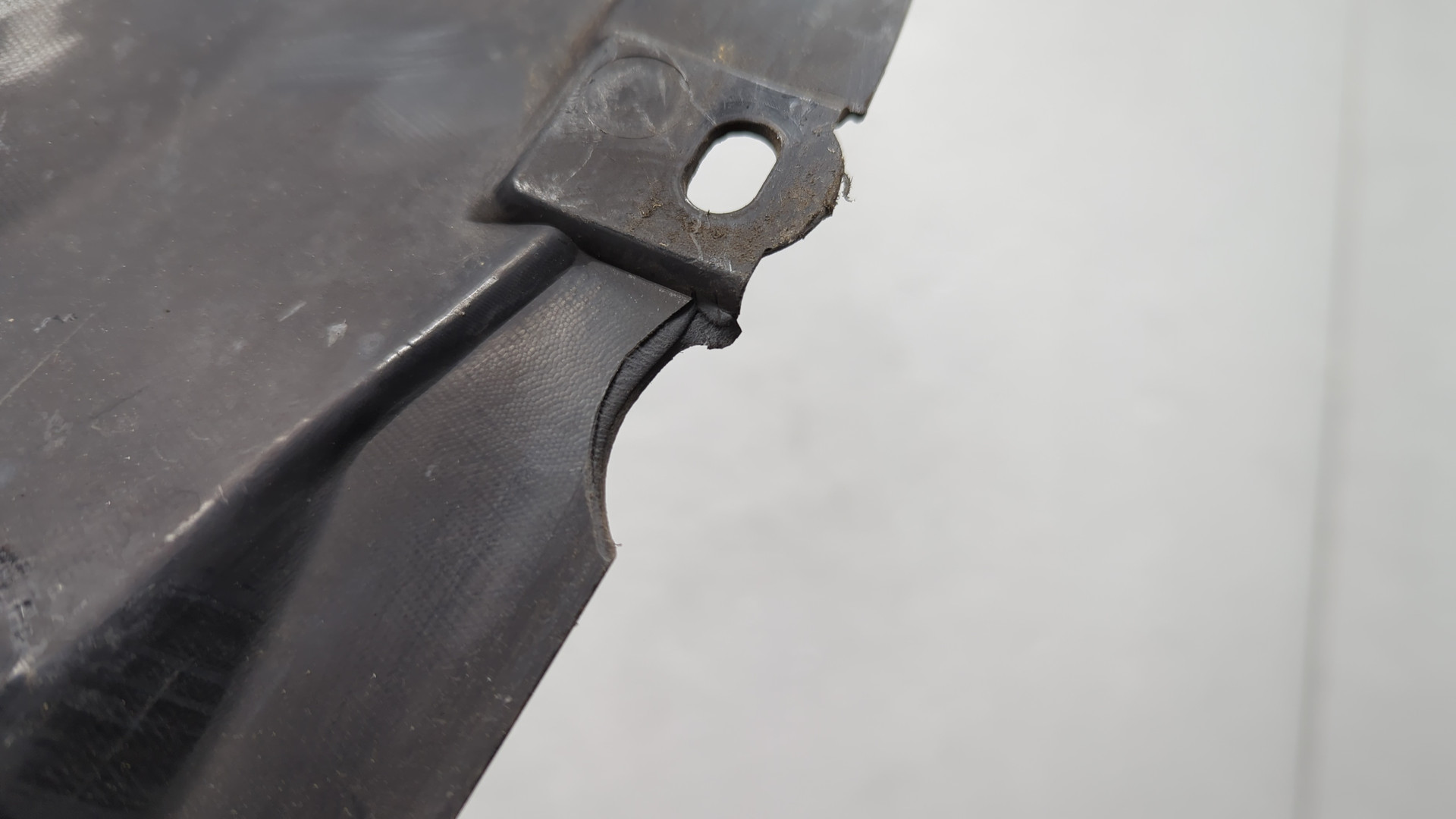 Кожух замка капота