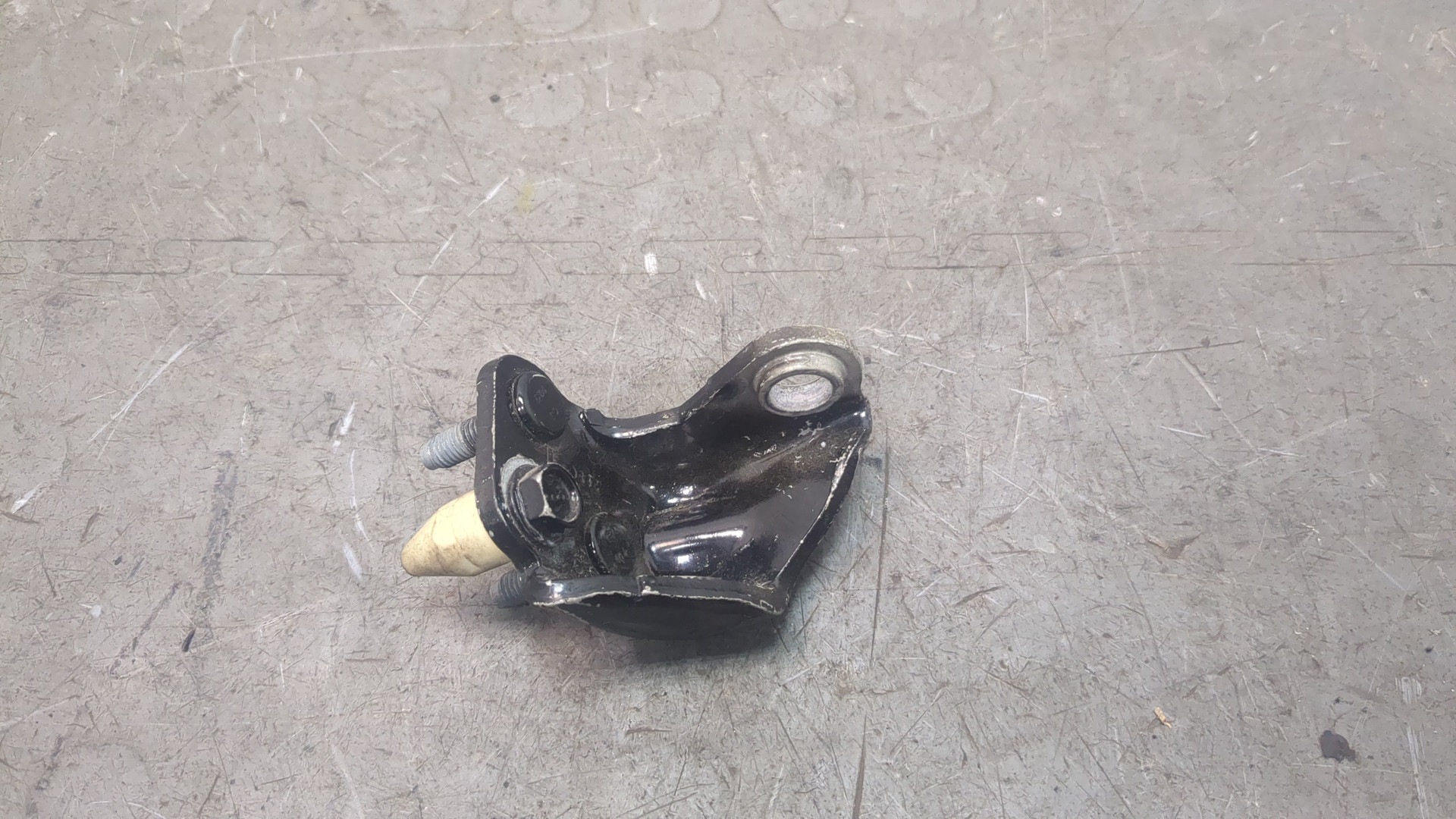 Петля двери