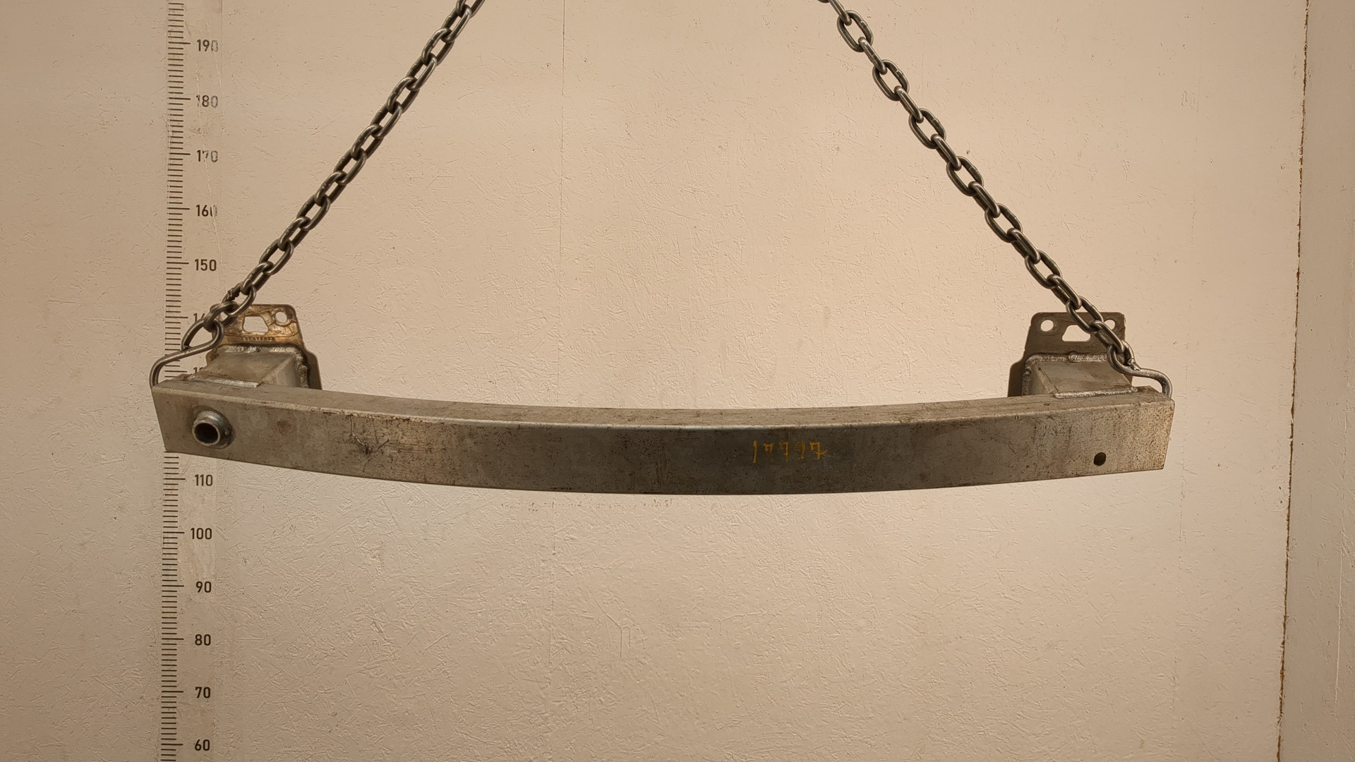 Усилитель переднего бампера