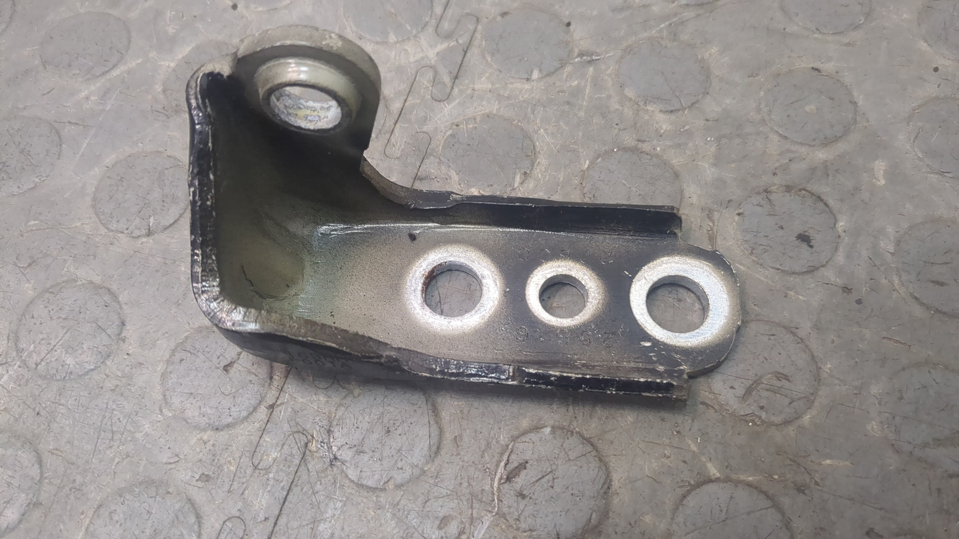 Петля двери