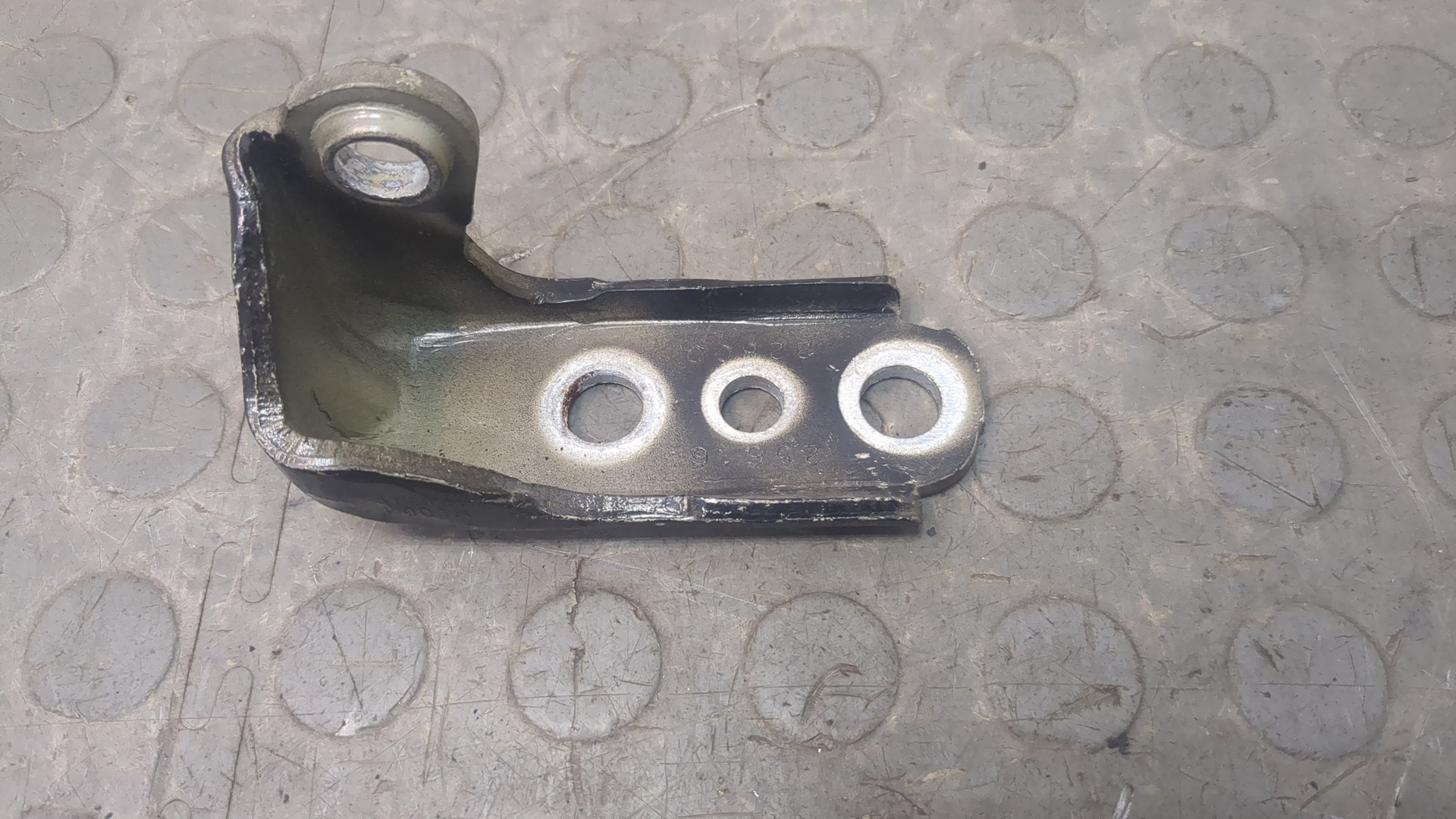 Петля двери