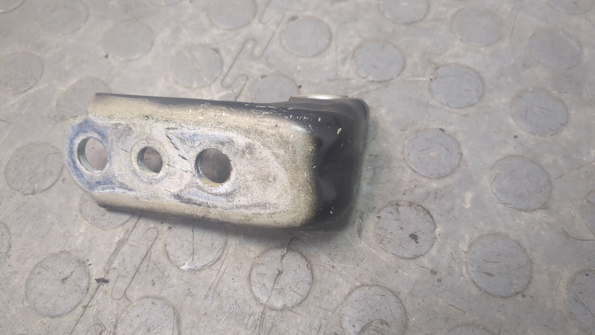 Петля двери