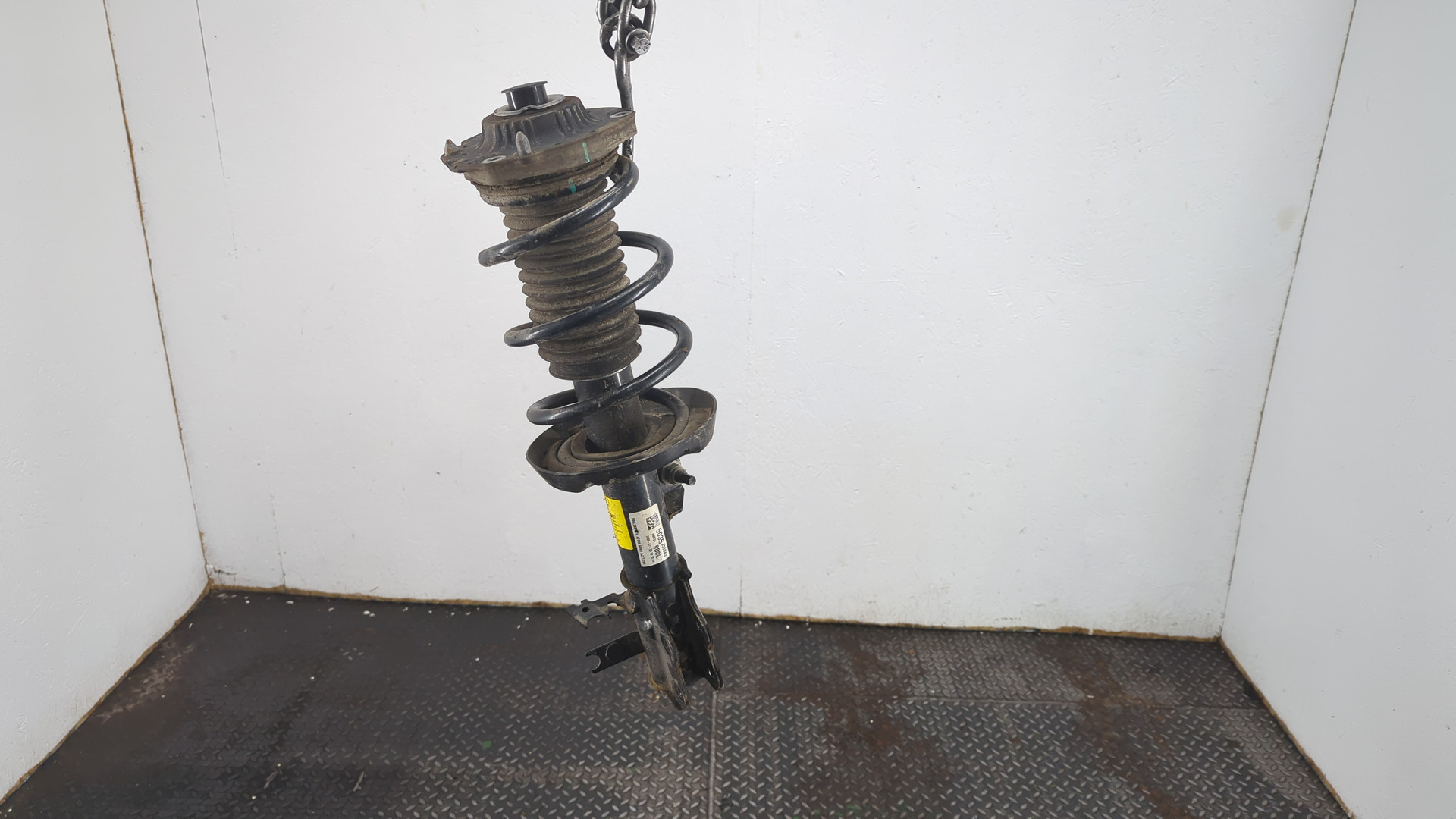 Амортизатор передний левый