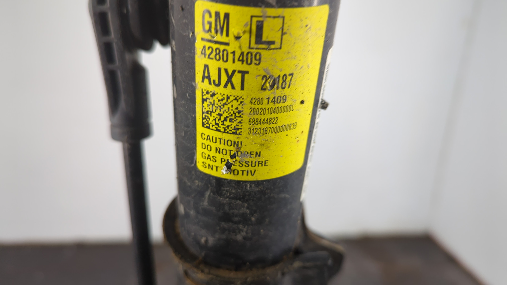 Амортизатор передний левый