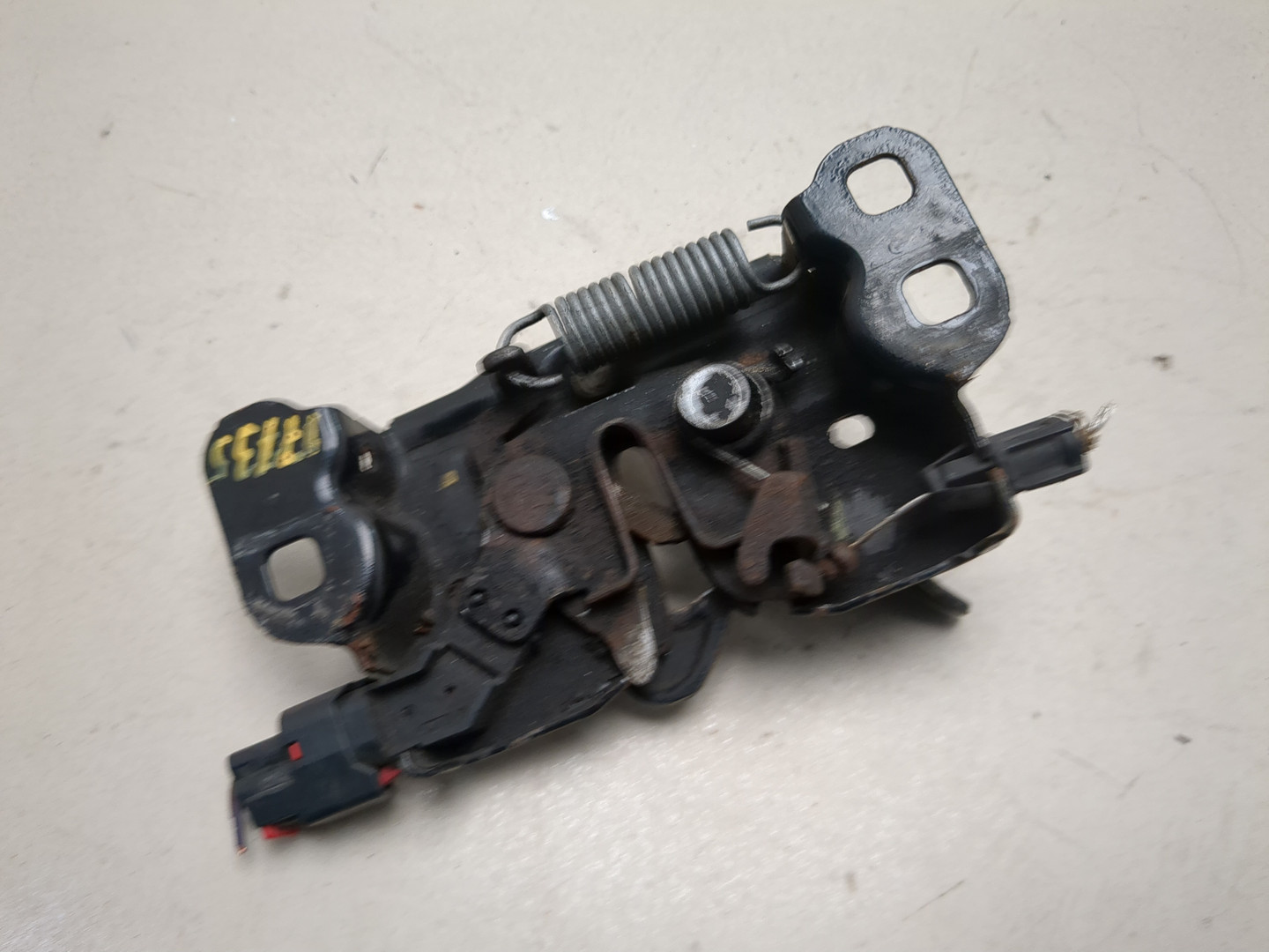 Замок капота