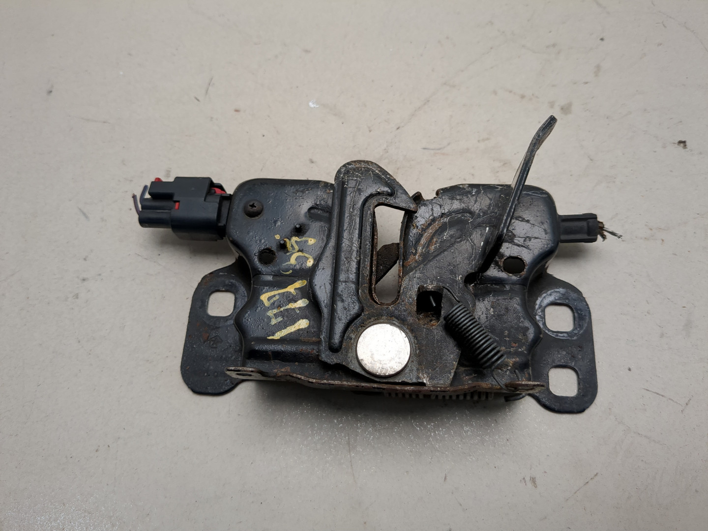 Замок капота