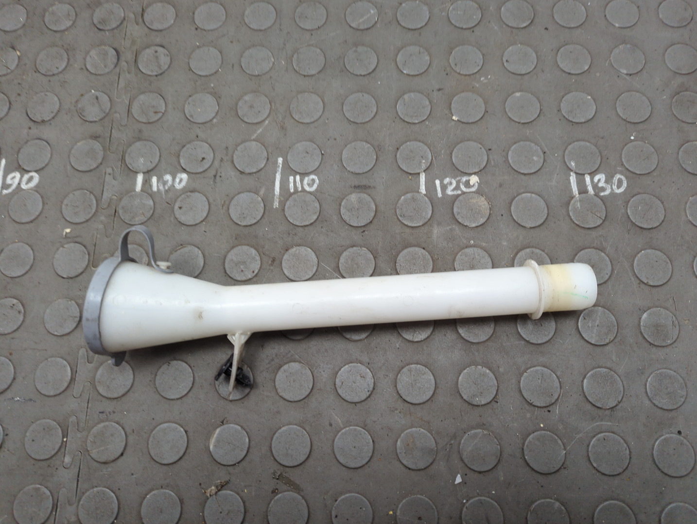 Горловина бачка омывателя