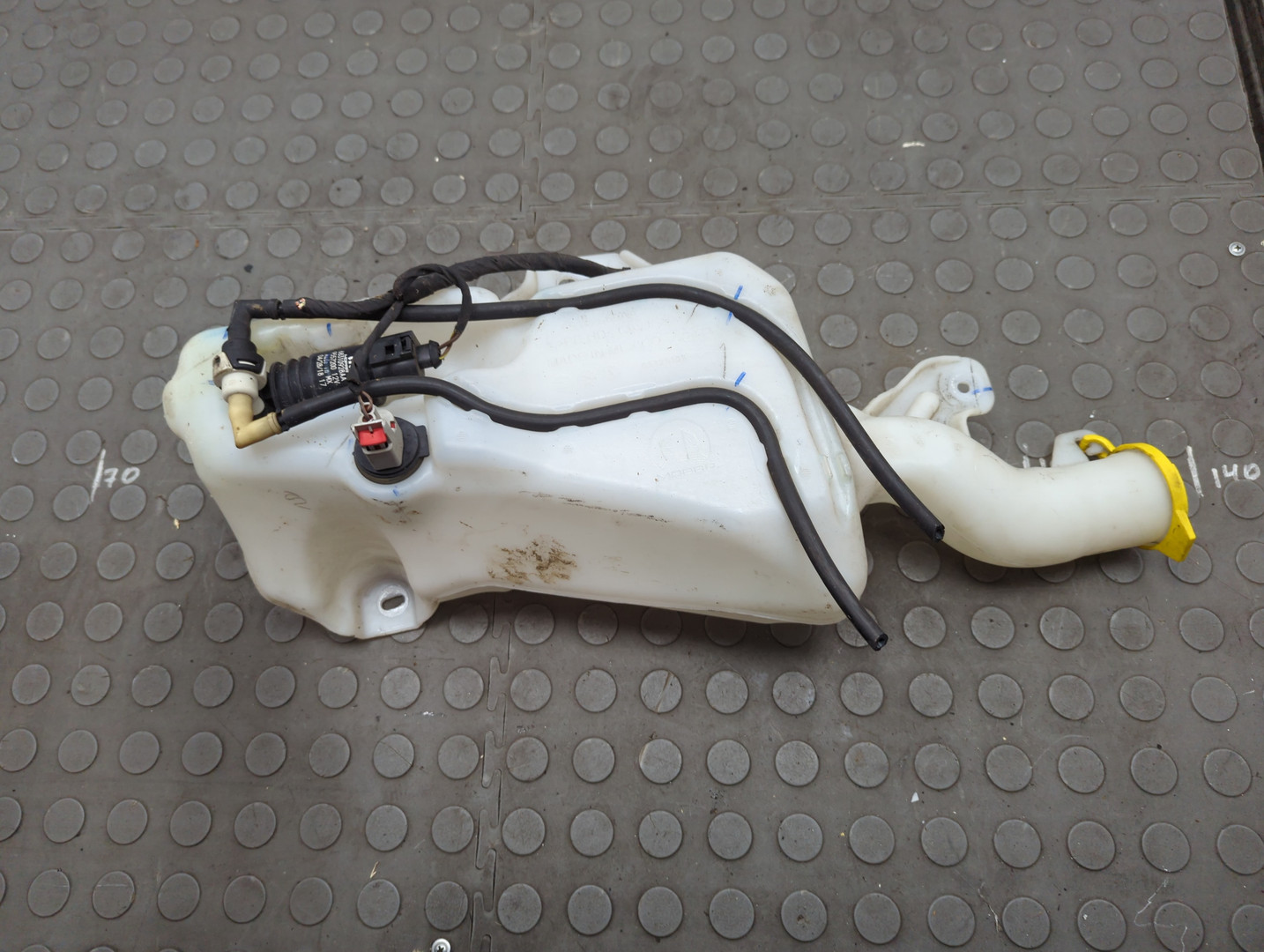 Бачок омывателя лобового стекла