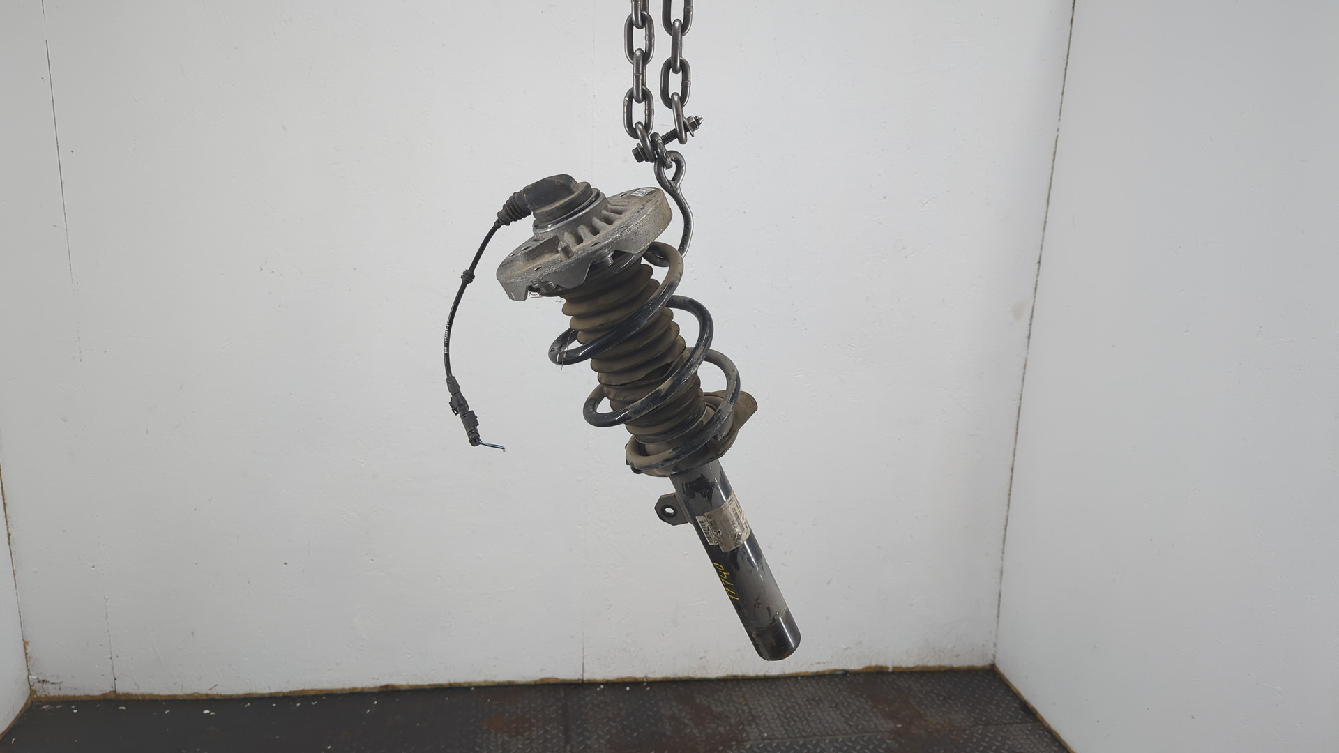 Амортизатор передний левый