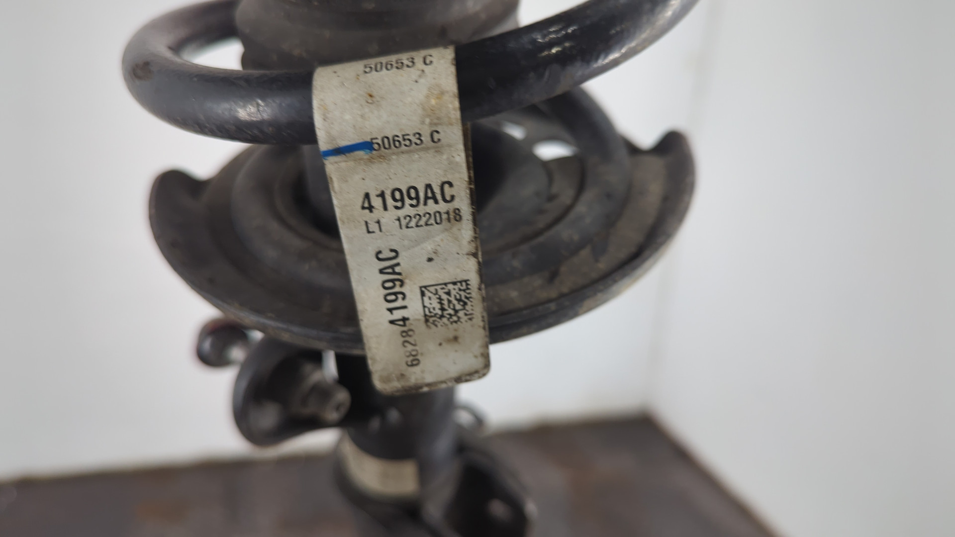 Амортизатор передний правый