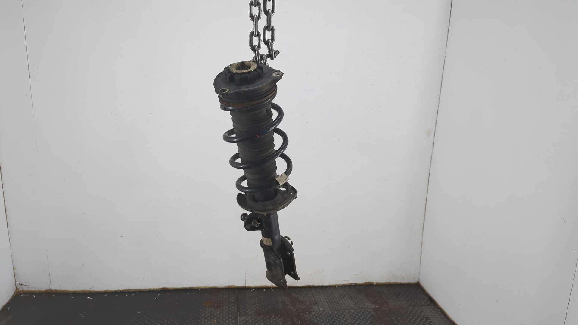 Амортизатор передний правый