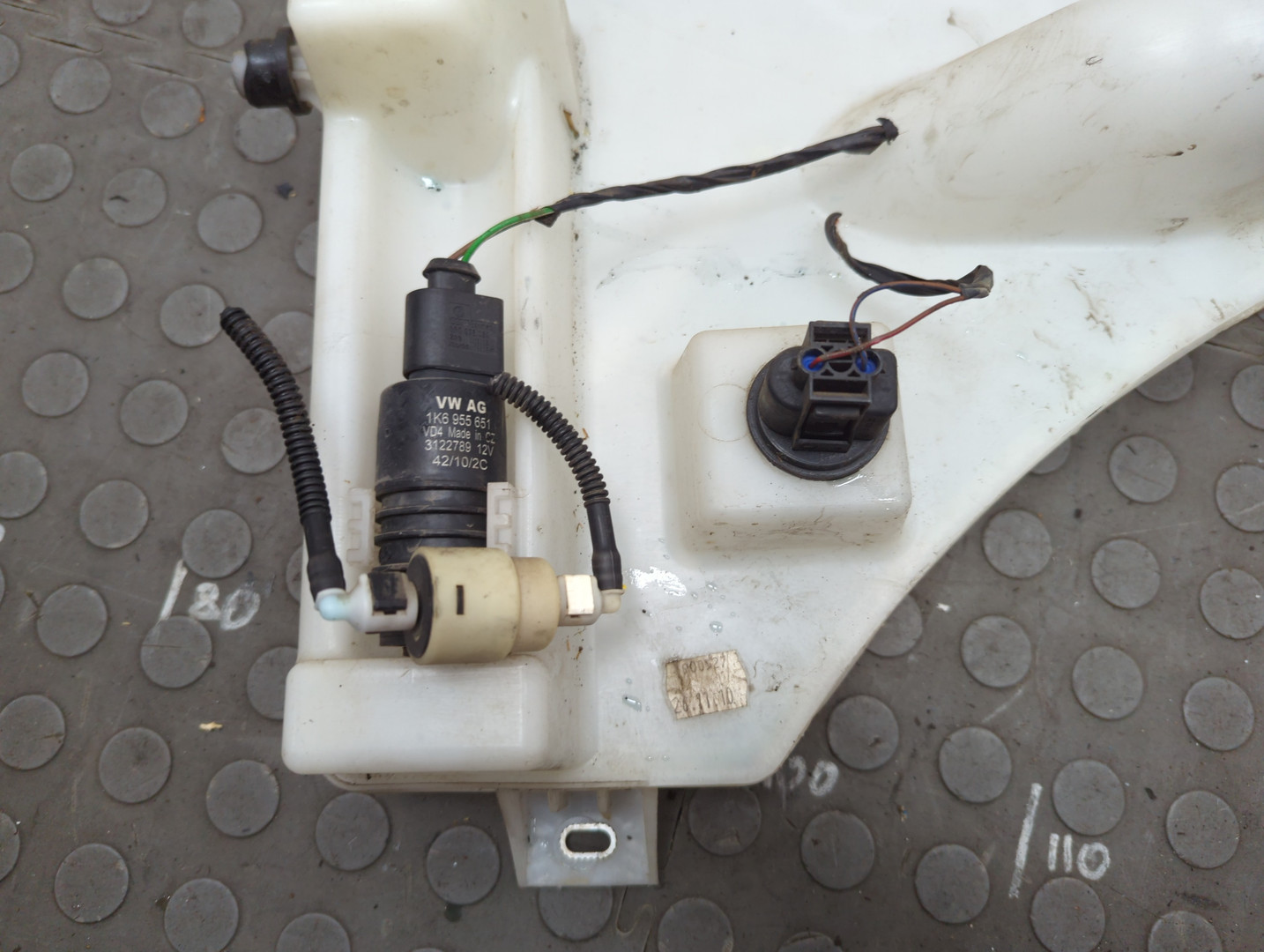 Бачок омывателя лобового стекла