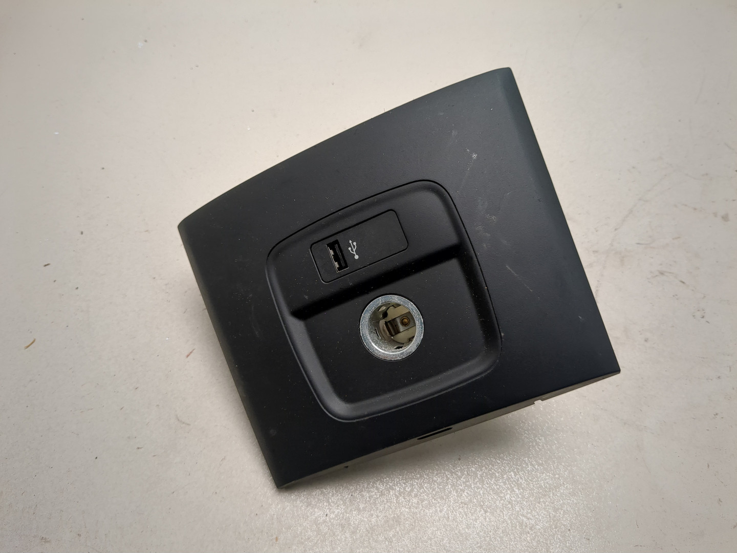 Гнездо AUX / USB IN