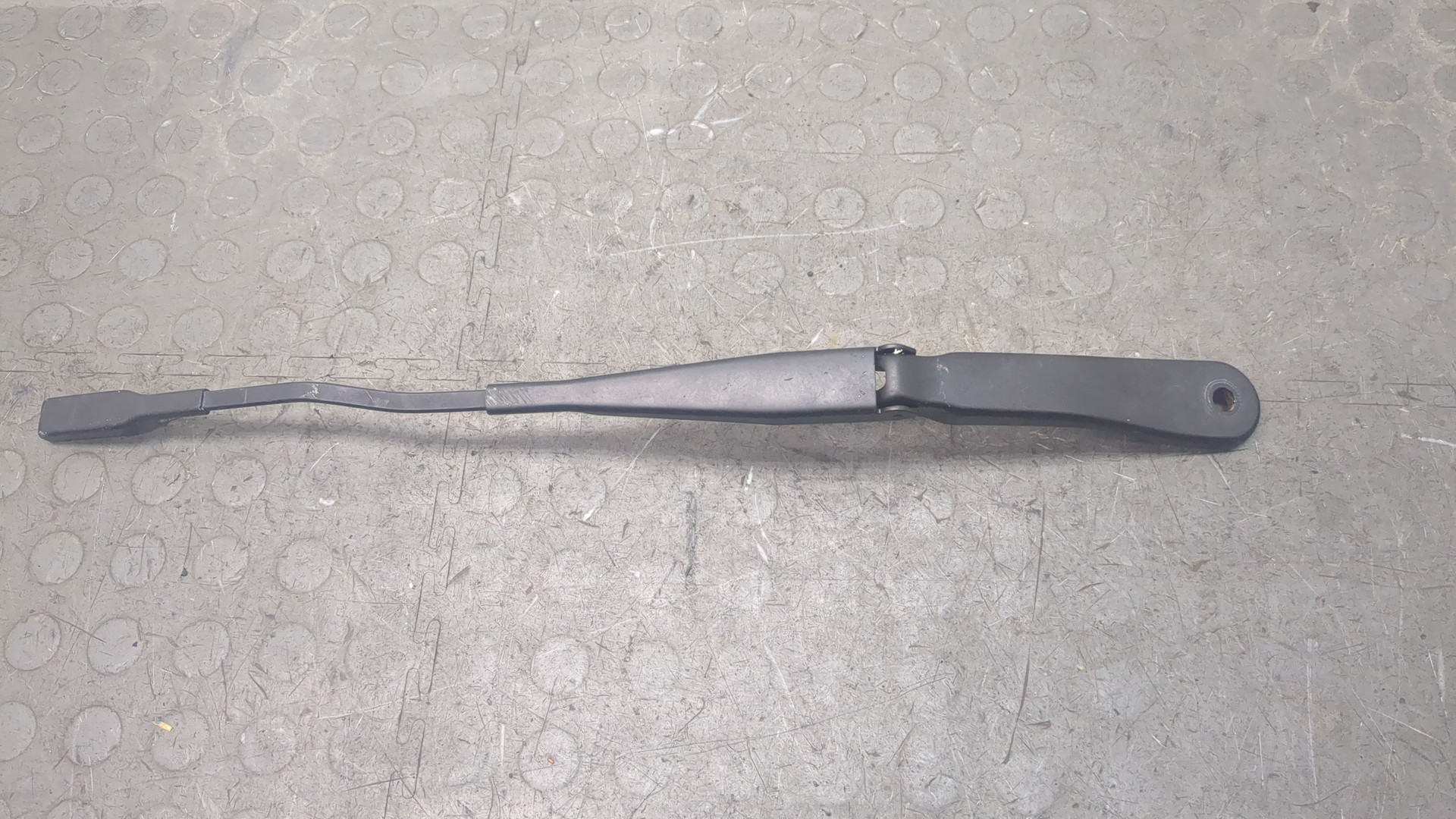 Поводок стеклоочистителя передний левый