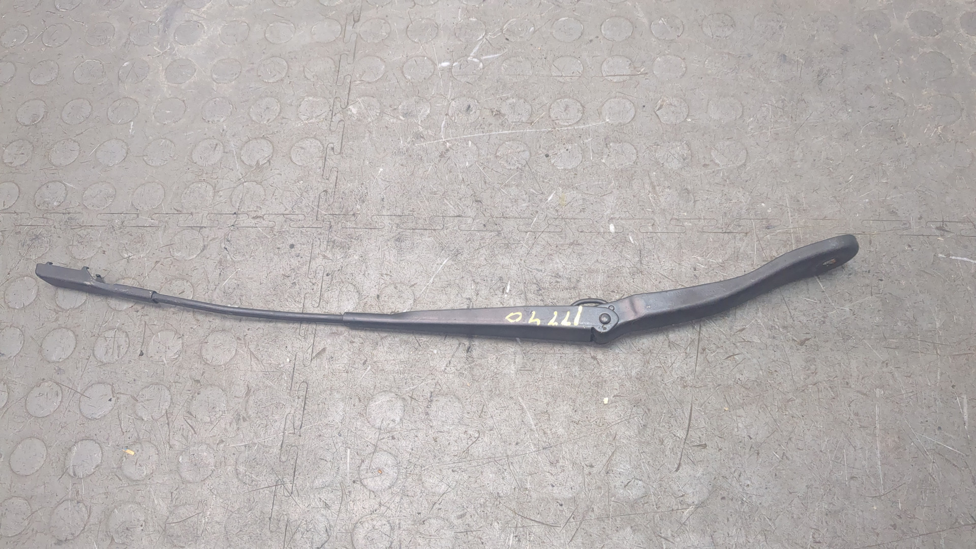 Поводок стеклоочистителя передний левый