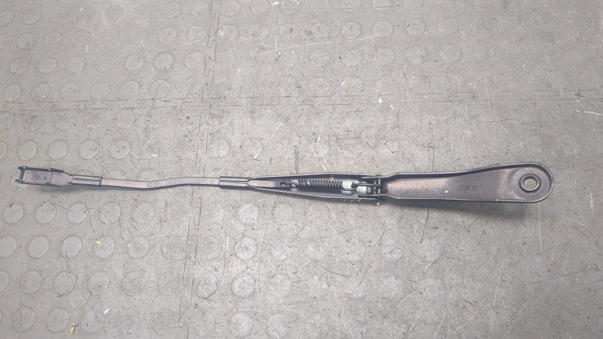 Поводок стеклоочистителя передний левый