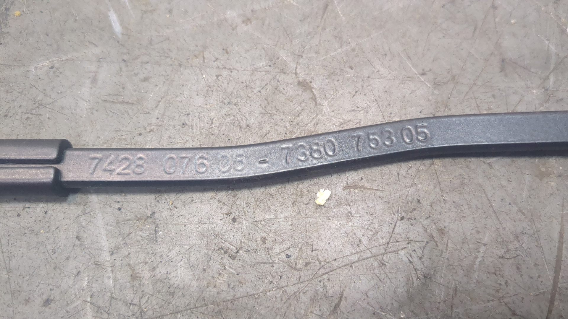 Поводок стеклоочистителя передний левый