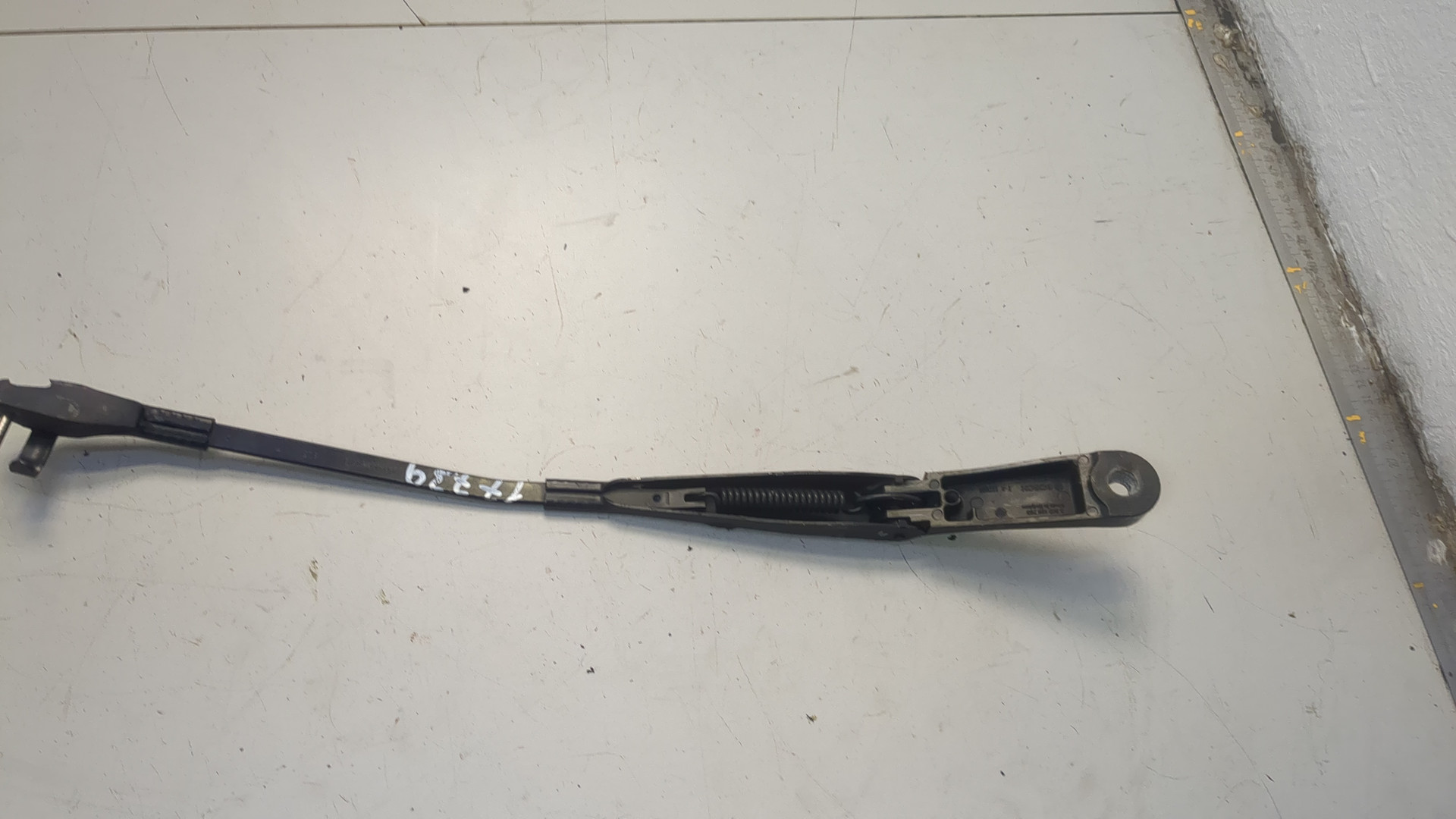 Поводок стеклоочистителя передний левый