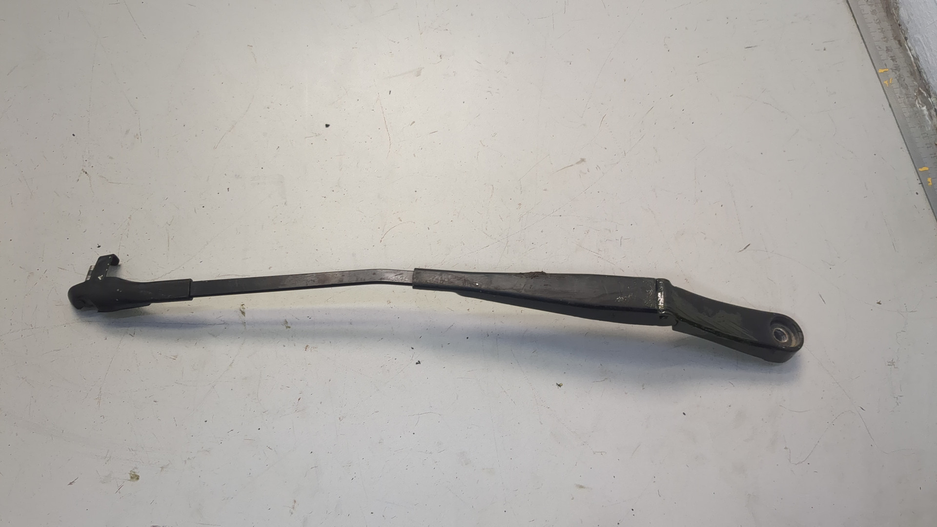 Поводок стеклоочистителя передний левый