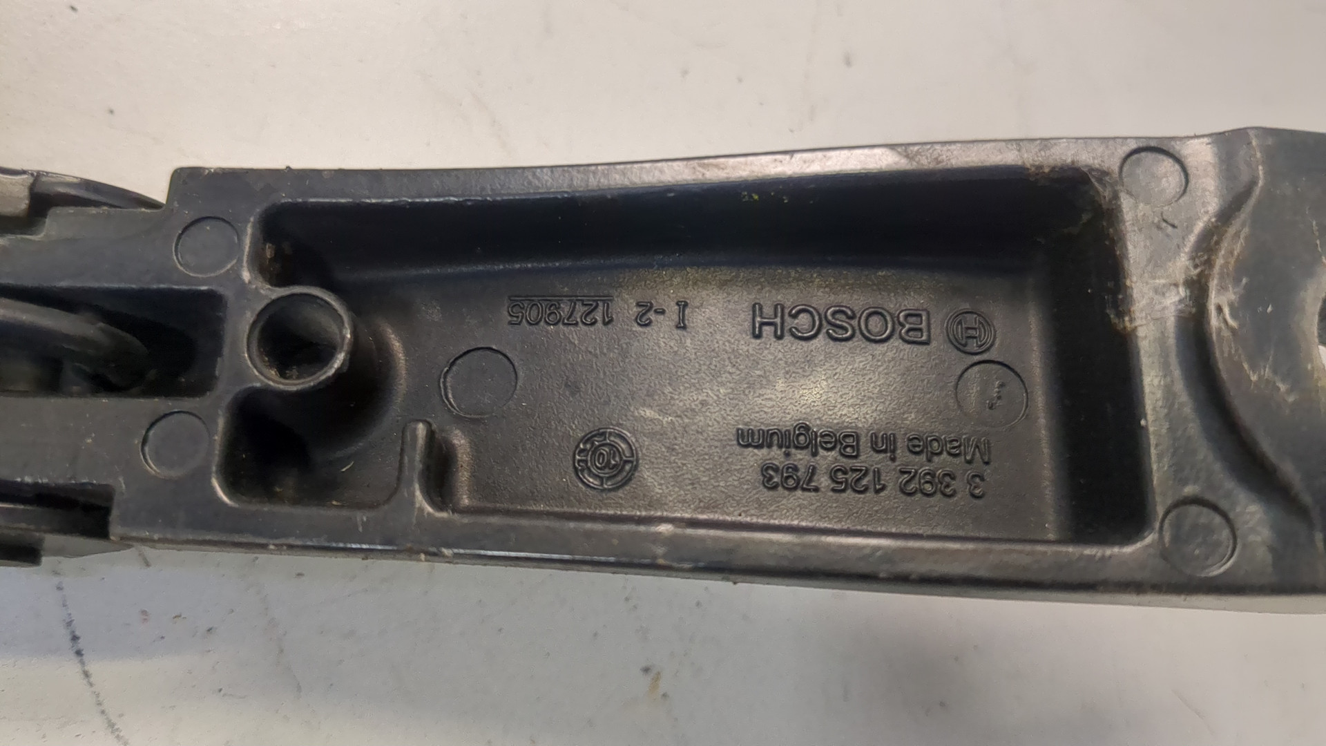 Поводок стеклоочистителя передний левый