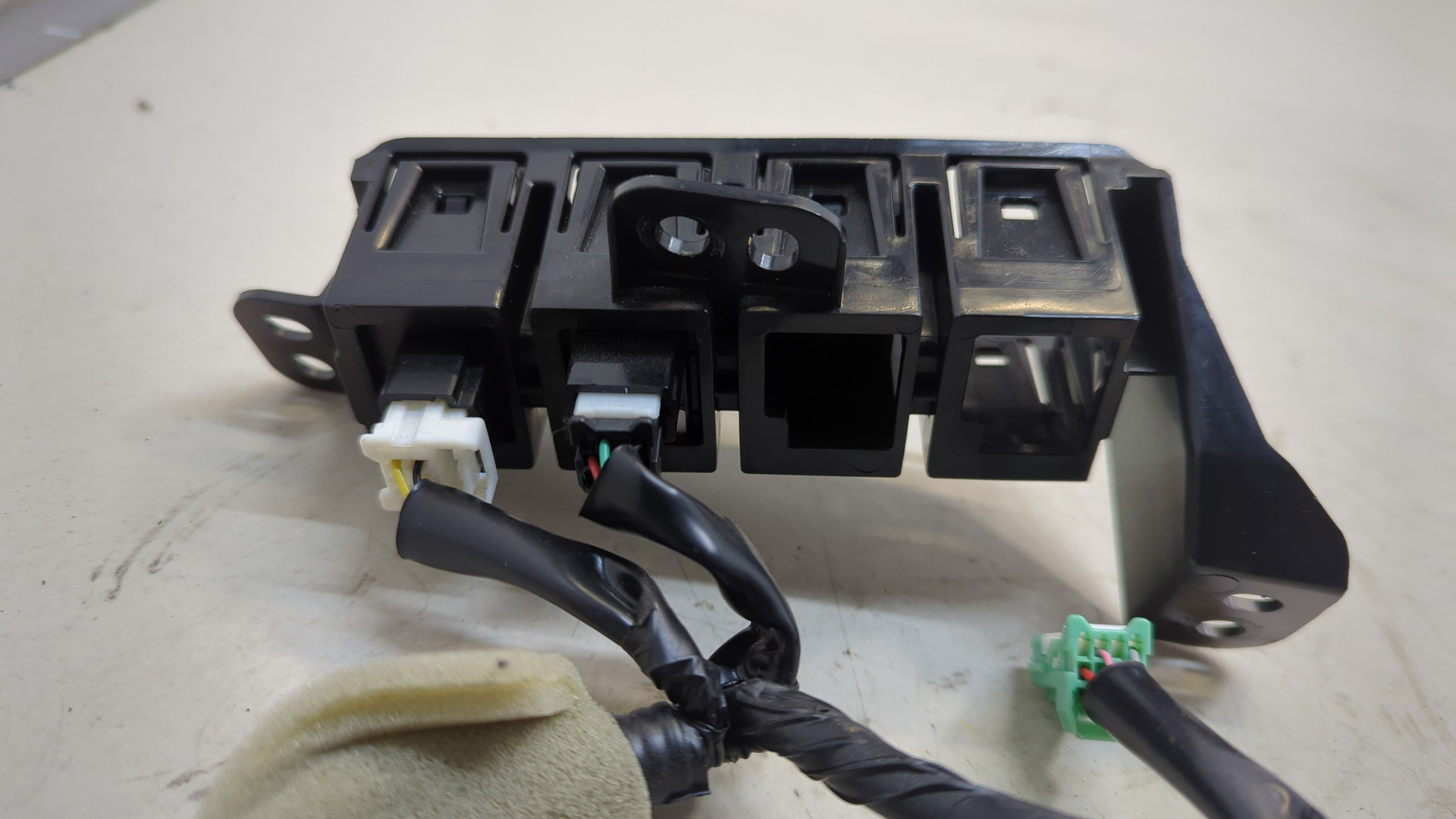 Кнопка открывания багажника