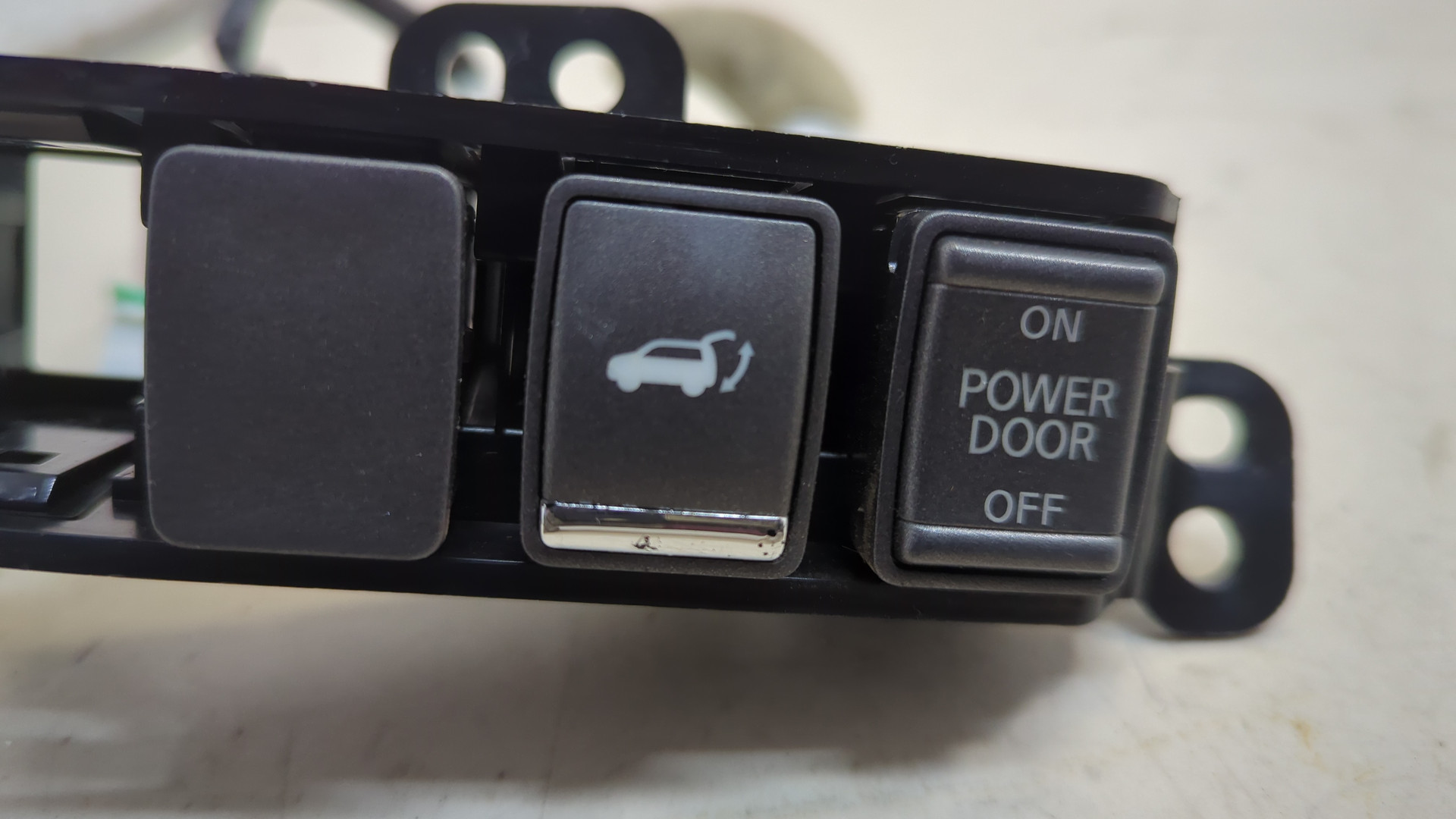 Кнопка открывания багажника