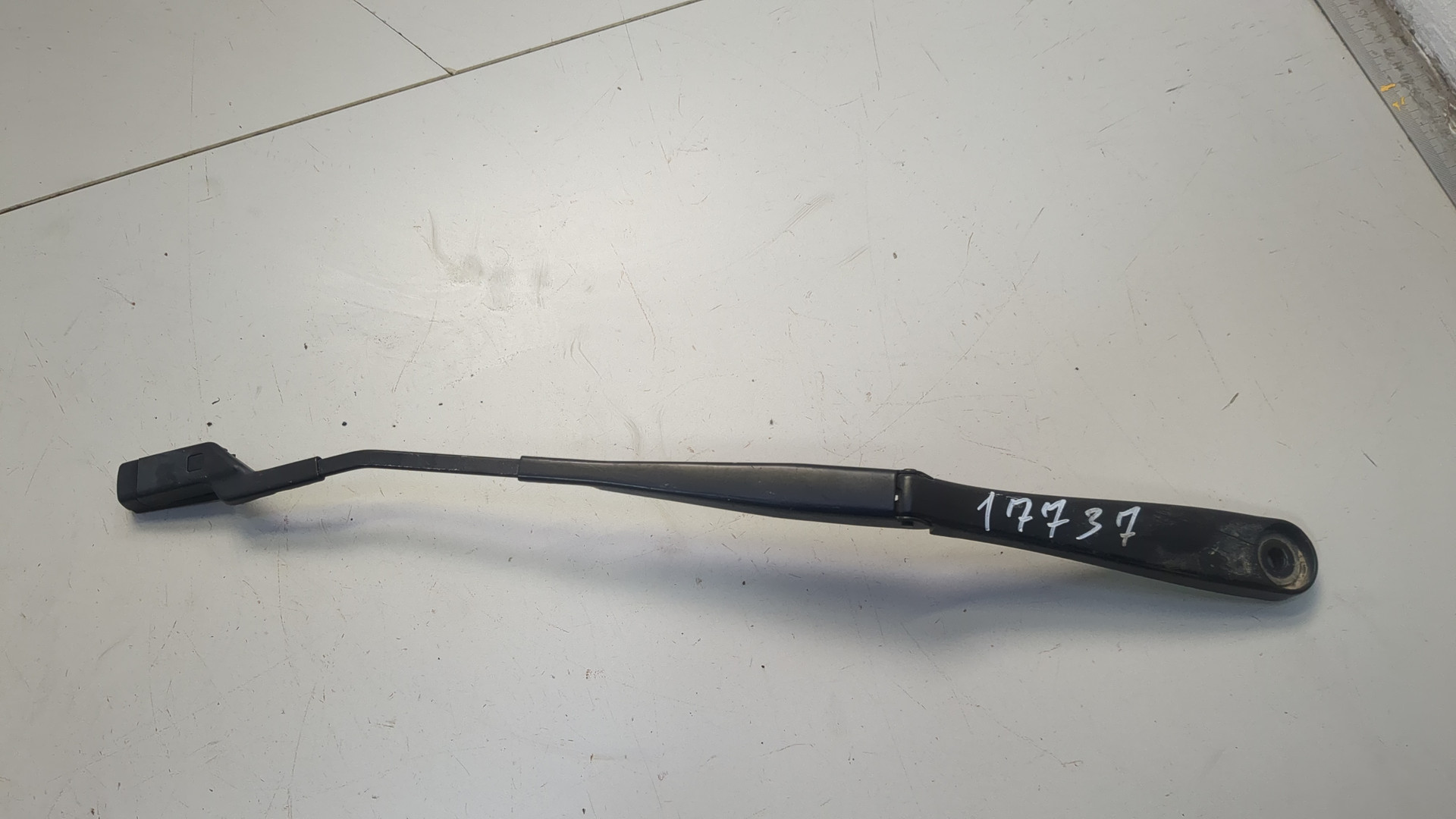 Поводок стеклоочистителя передний левый