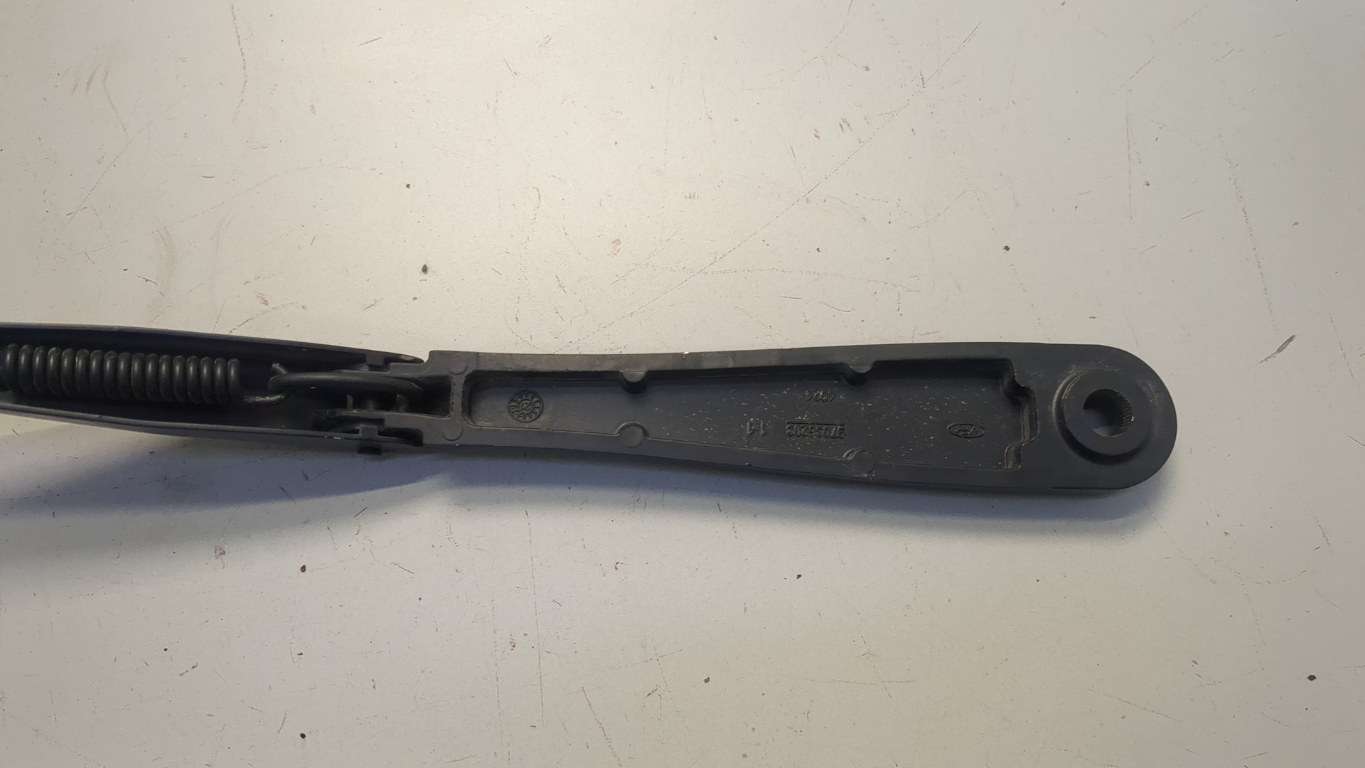 Поводок стеклоочистителя передний левый