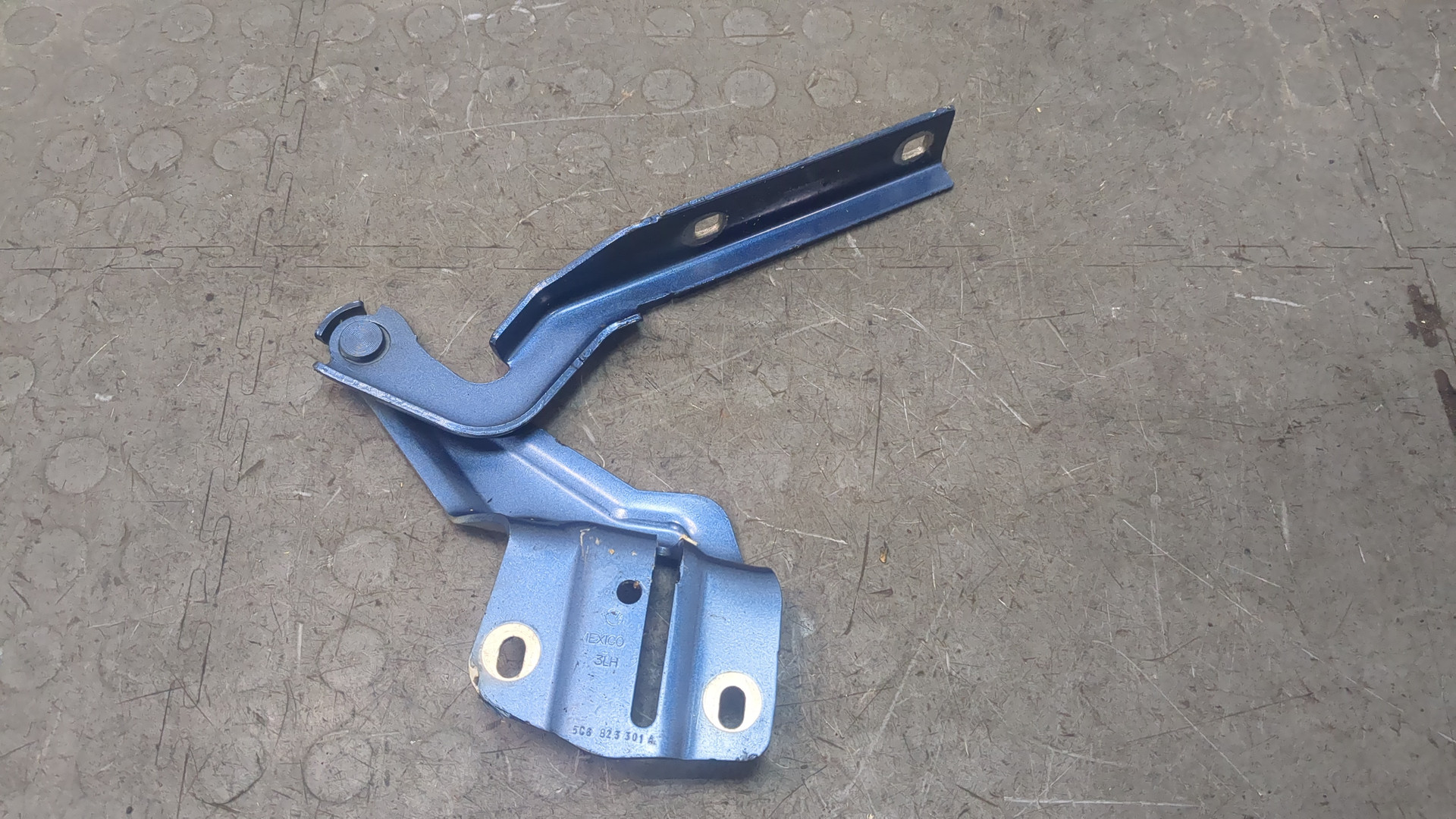 Петля капота левая