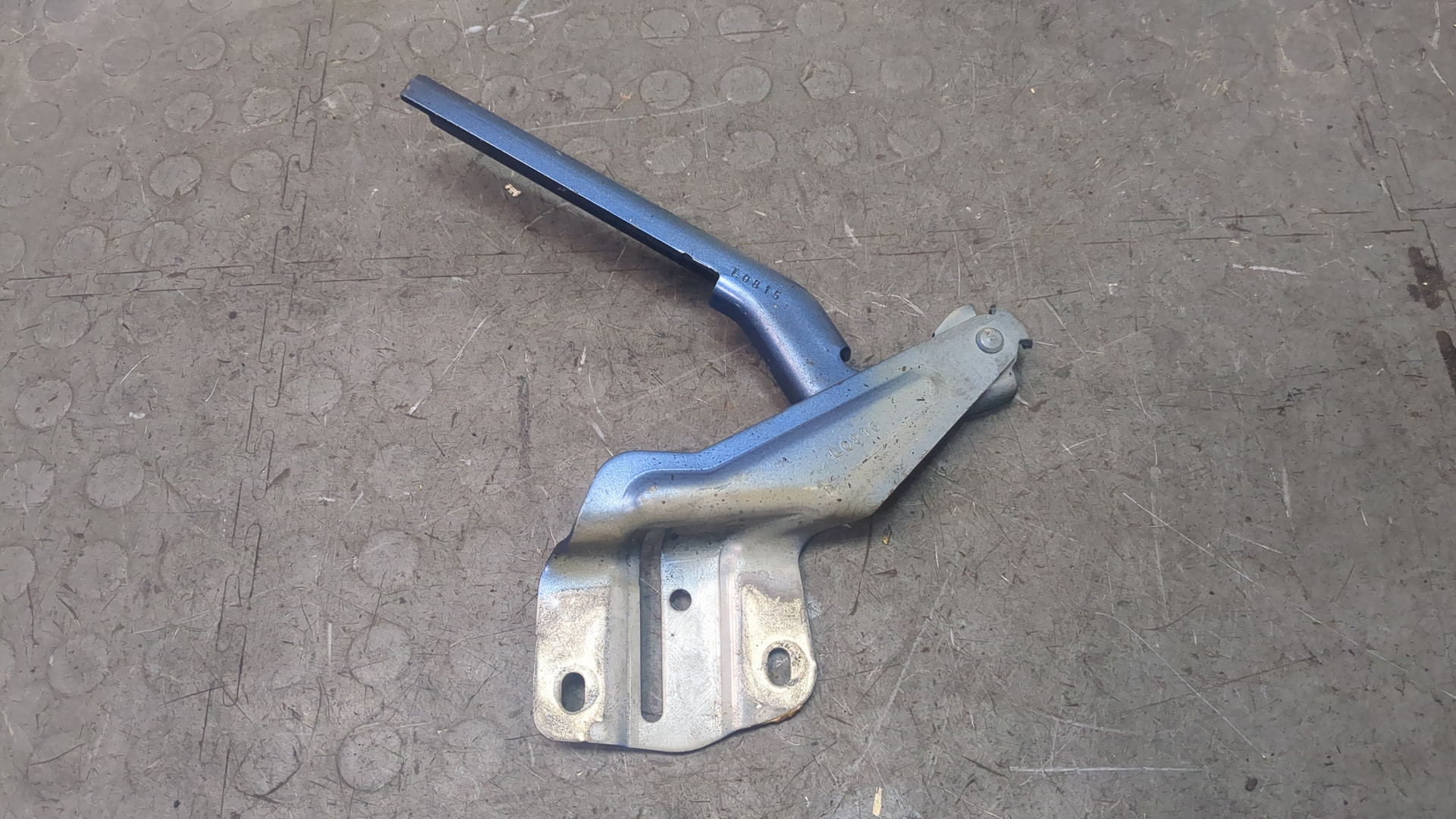 Петля капота левая