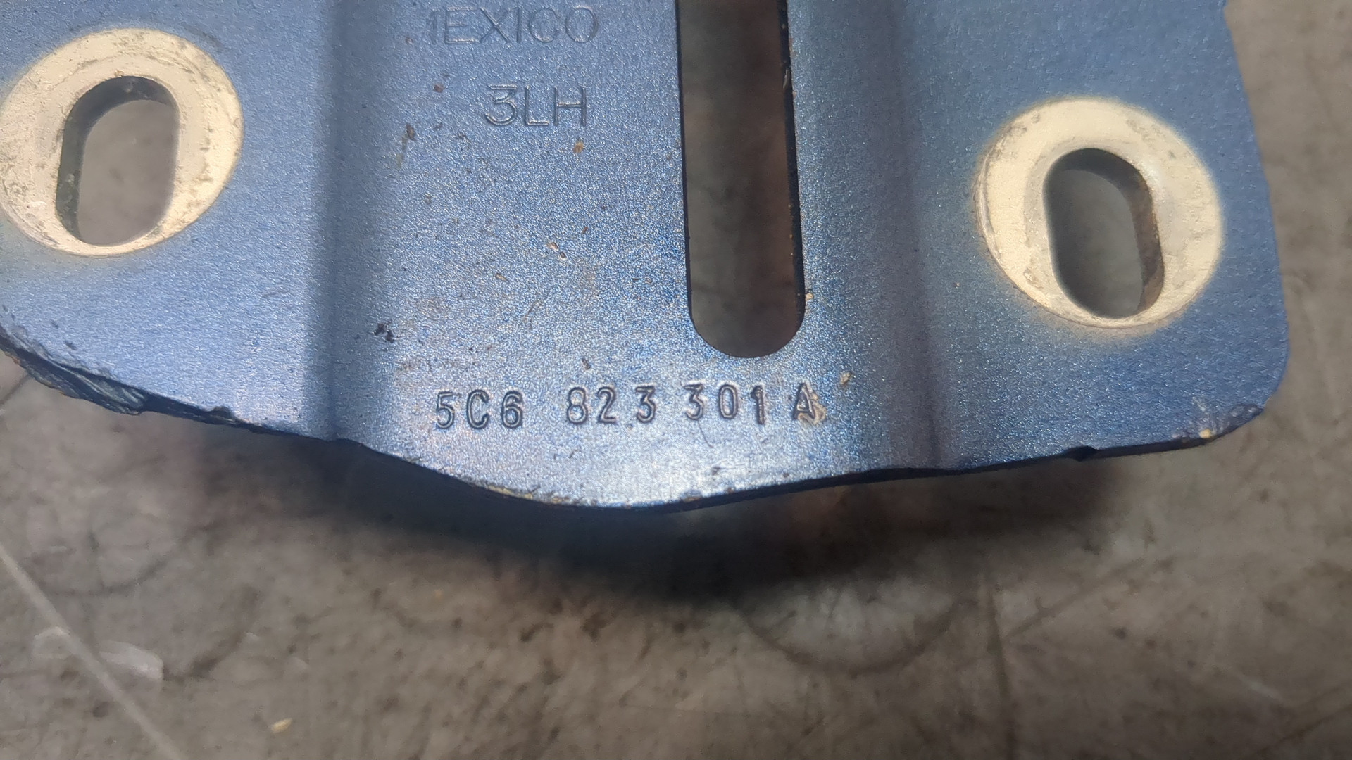 Петля капота левая