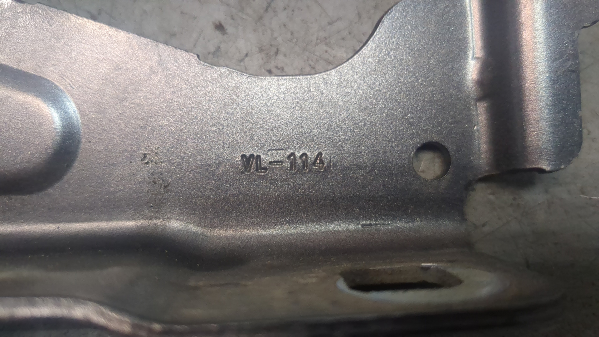 Петля капота левая