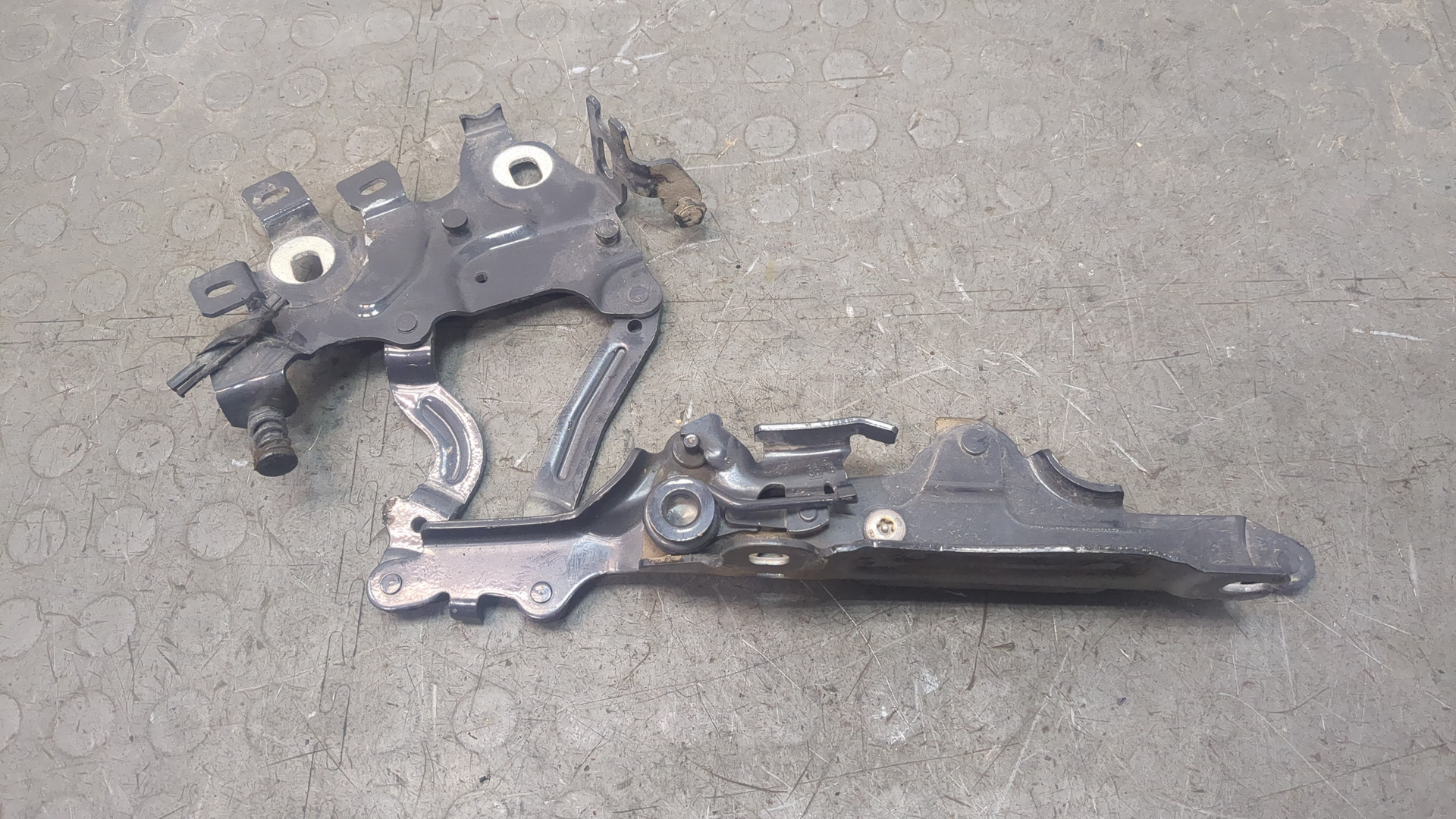 Петля капота правая