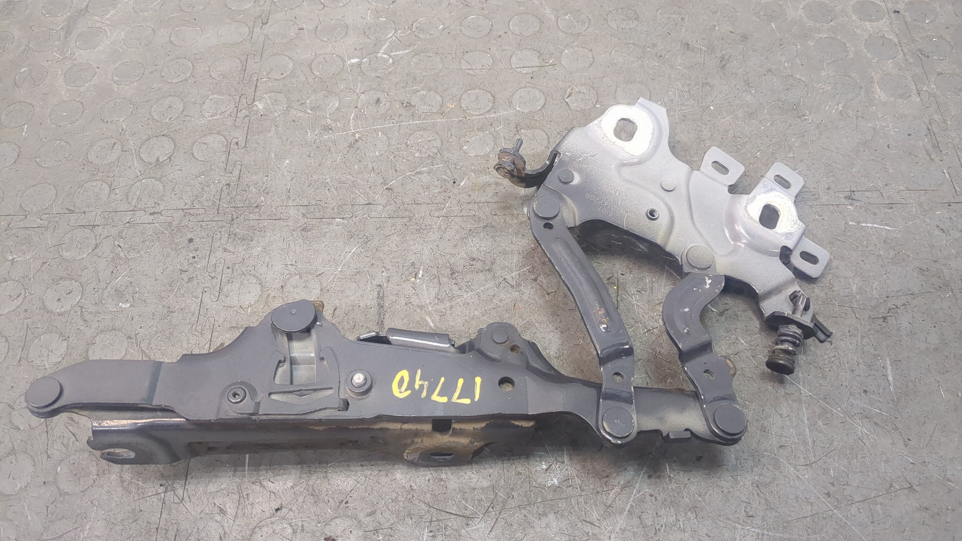 Петля капота правая