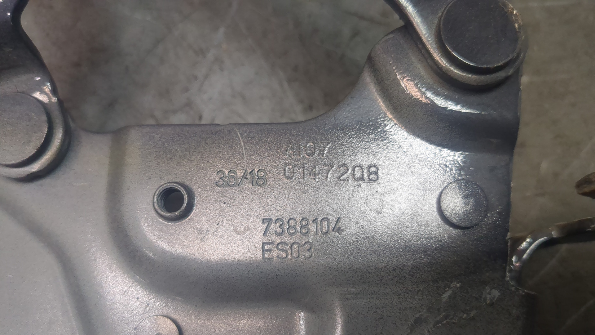 Петля капота правая