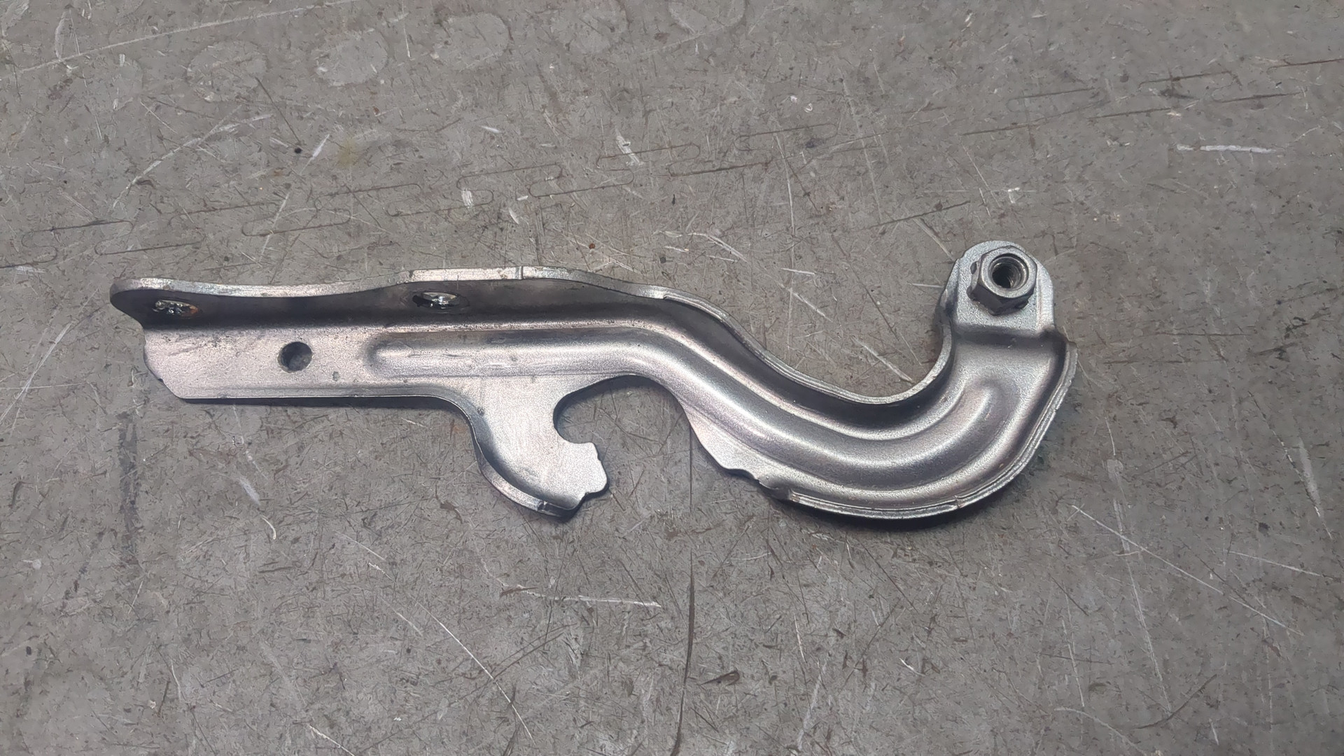 Петля капота правая