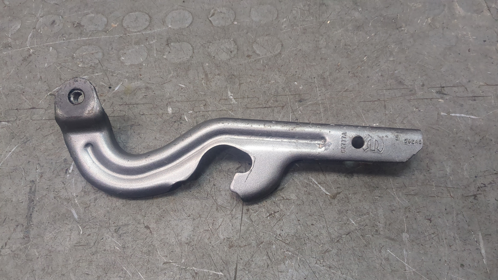 Петля капота правая