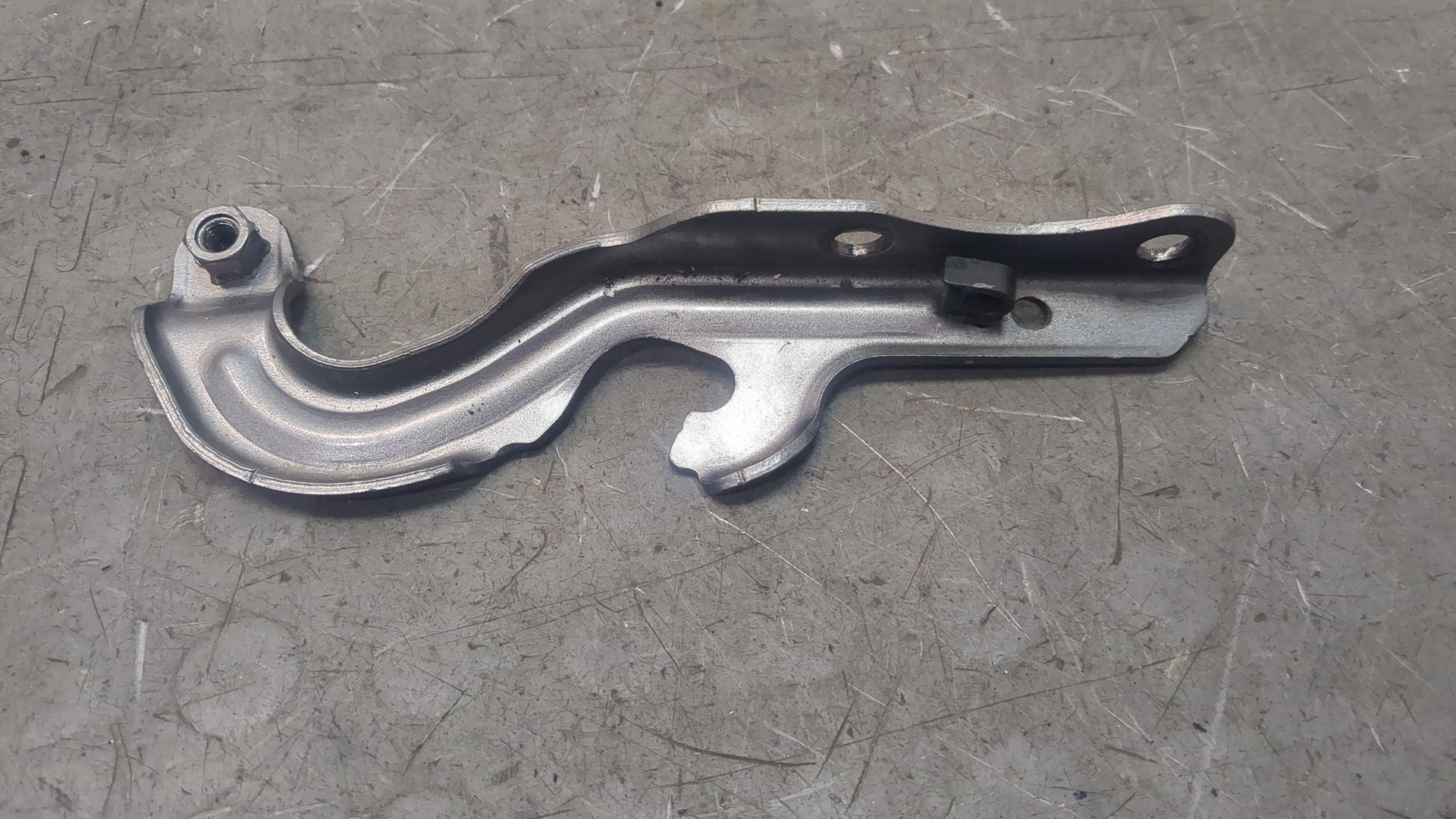 Петля капота левая