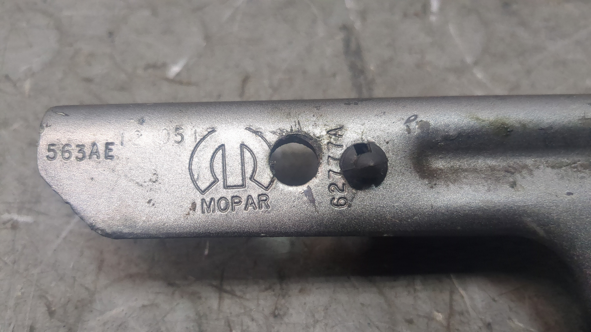 Петля капота левая