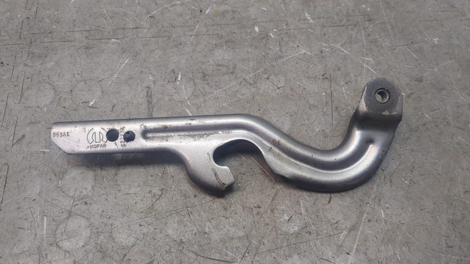 Петля капота левая