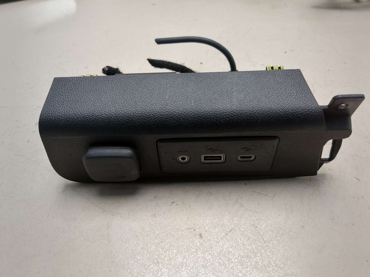 Гнездо AUX / USB IN