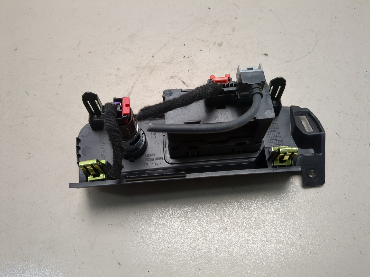 Гнездо AUX / USB IN