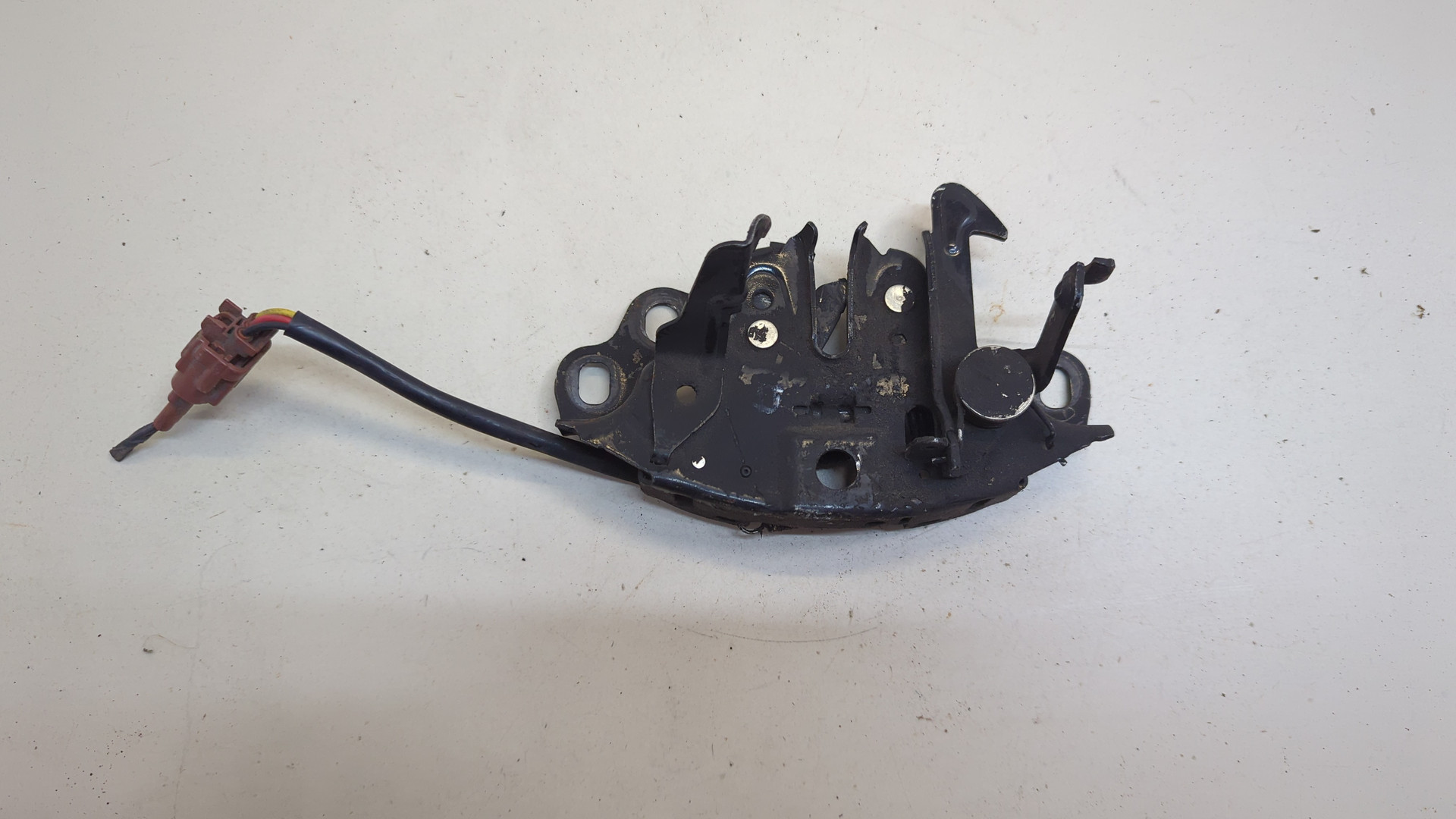 Замок капота