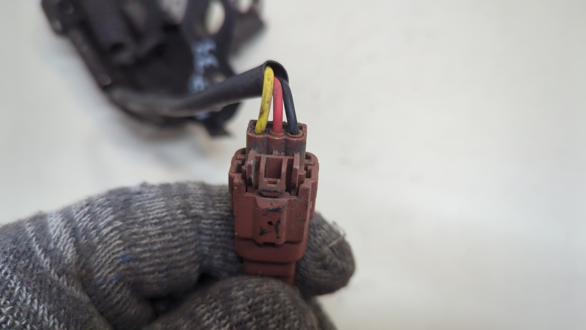 Замок капота