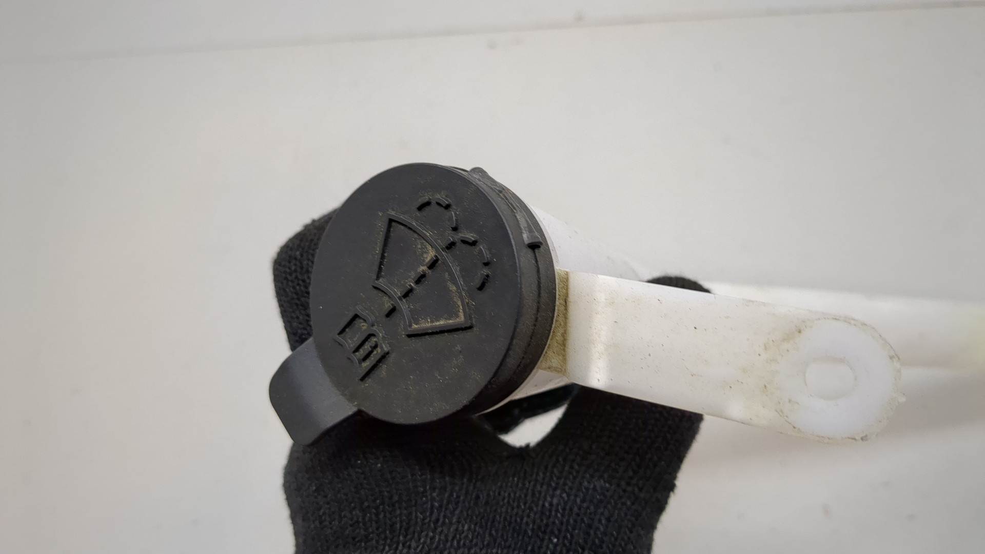 Горловина бачка омывателя