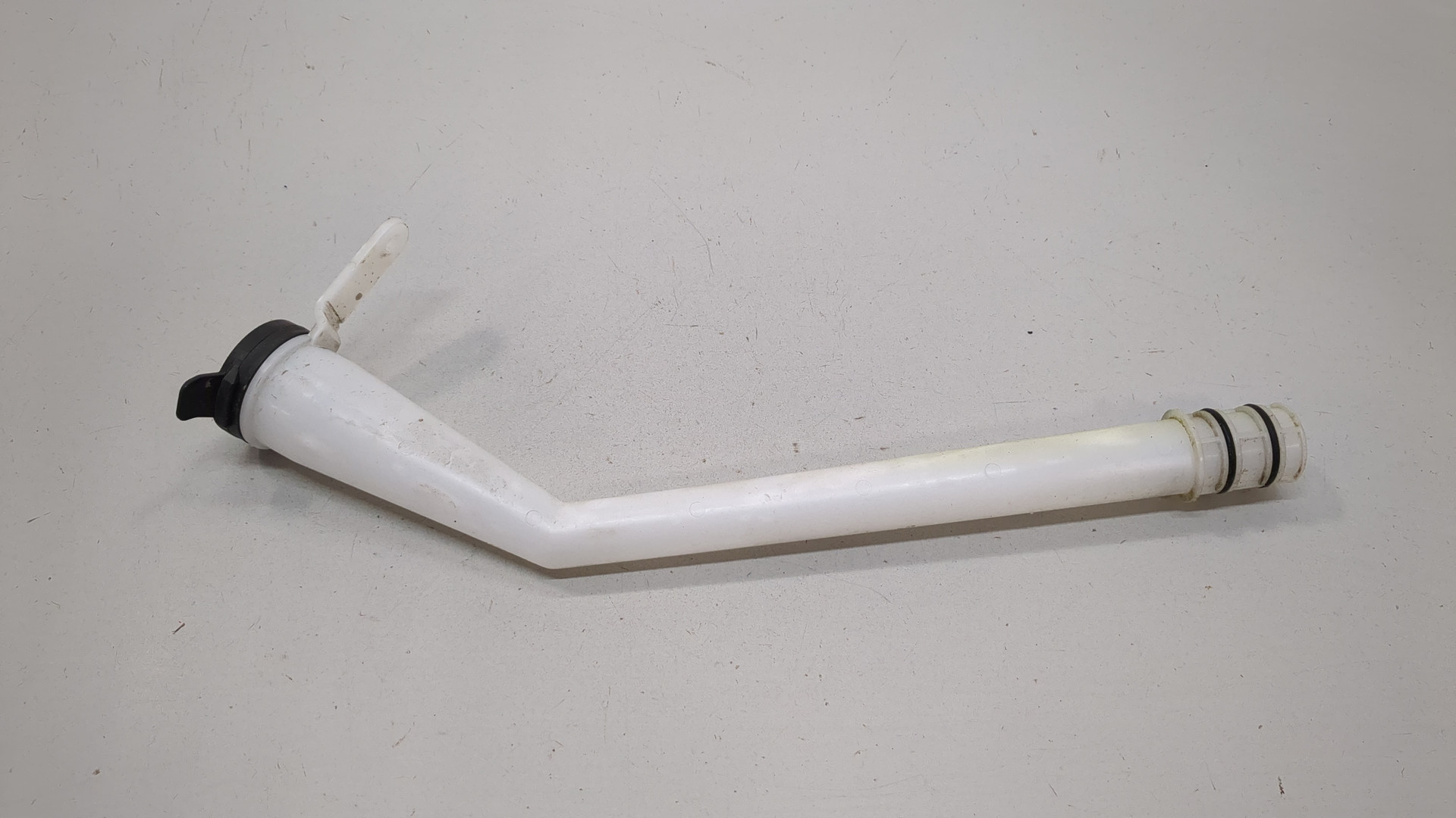 Горловина бачка омывателя