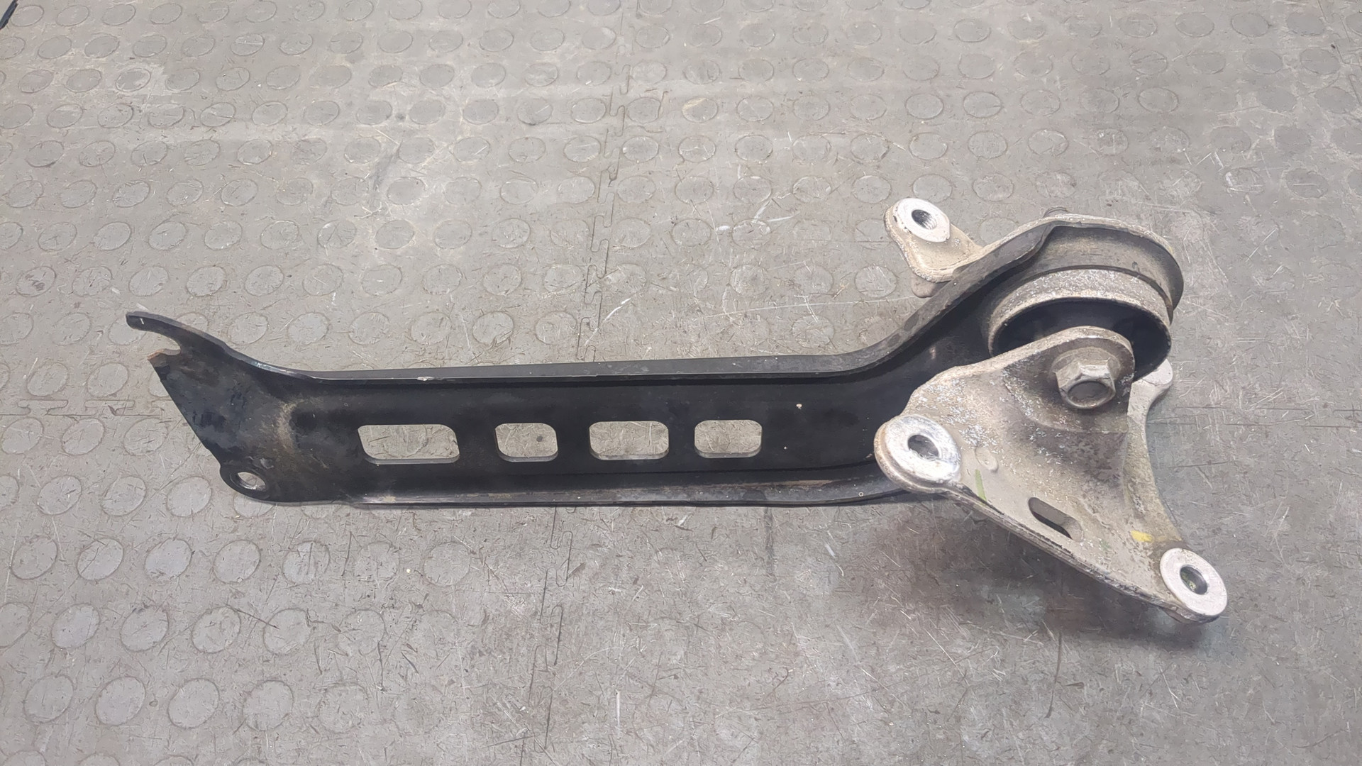 Рычаг задний правый