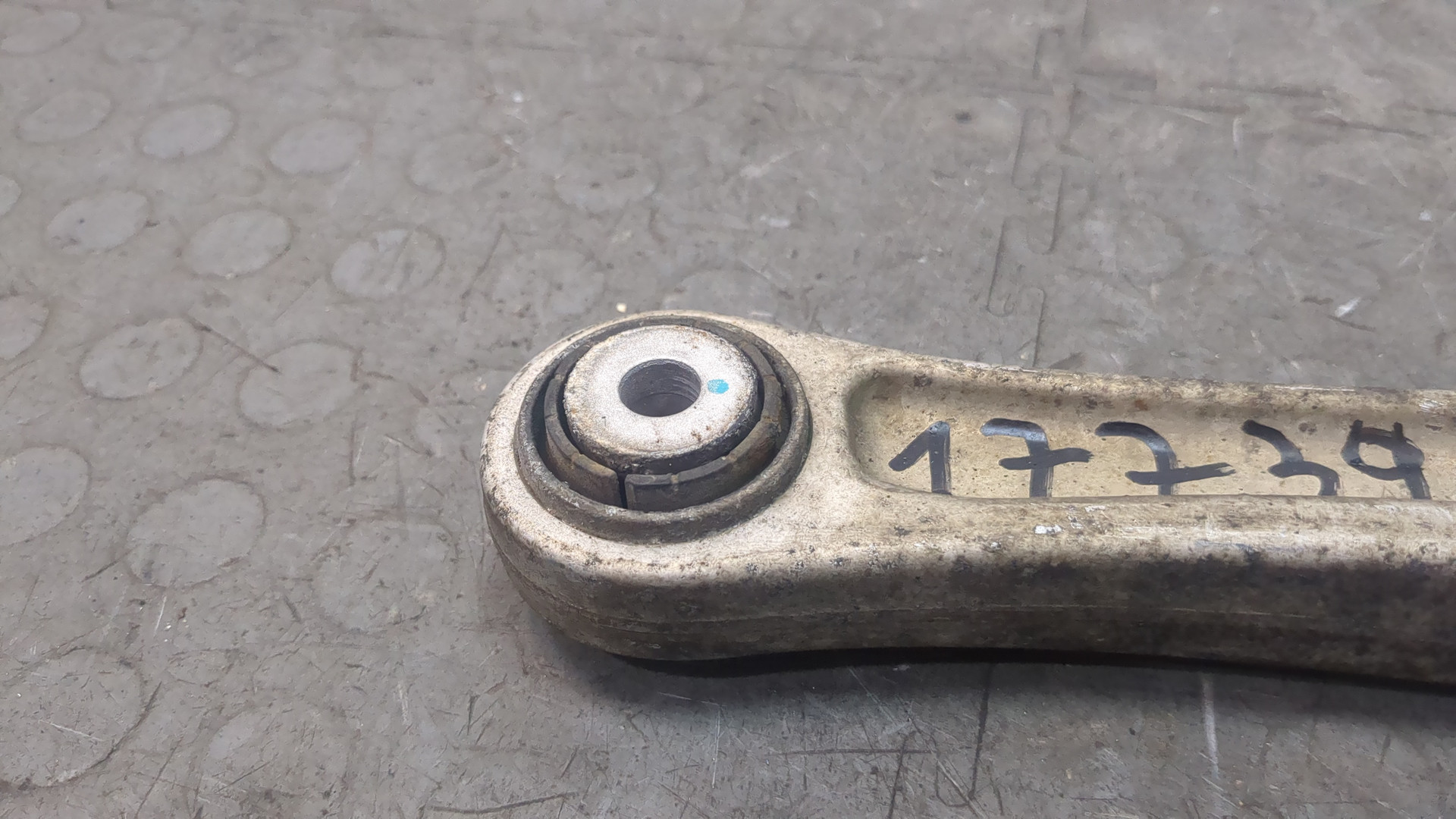 Рычаг задний правый