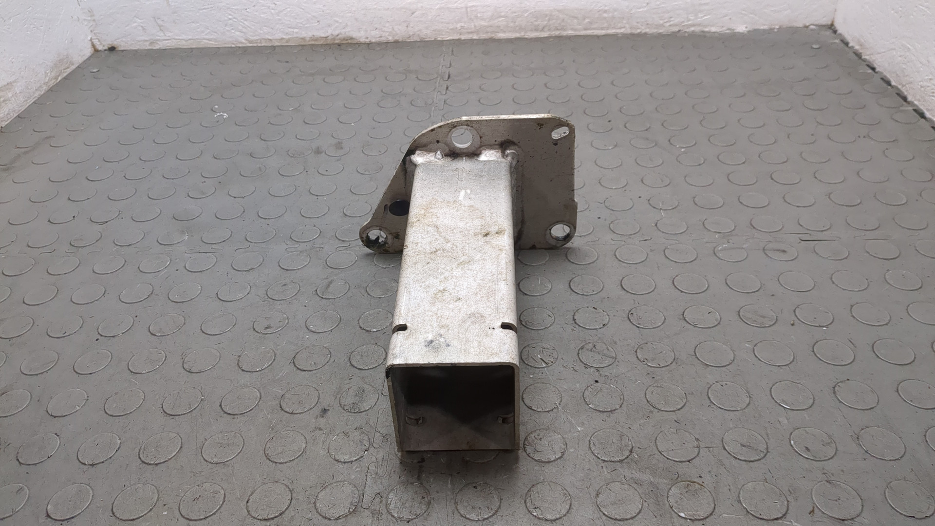 Кронштейн усилителя заднего бампера правый